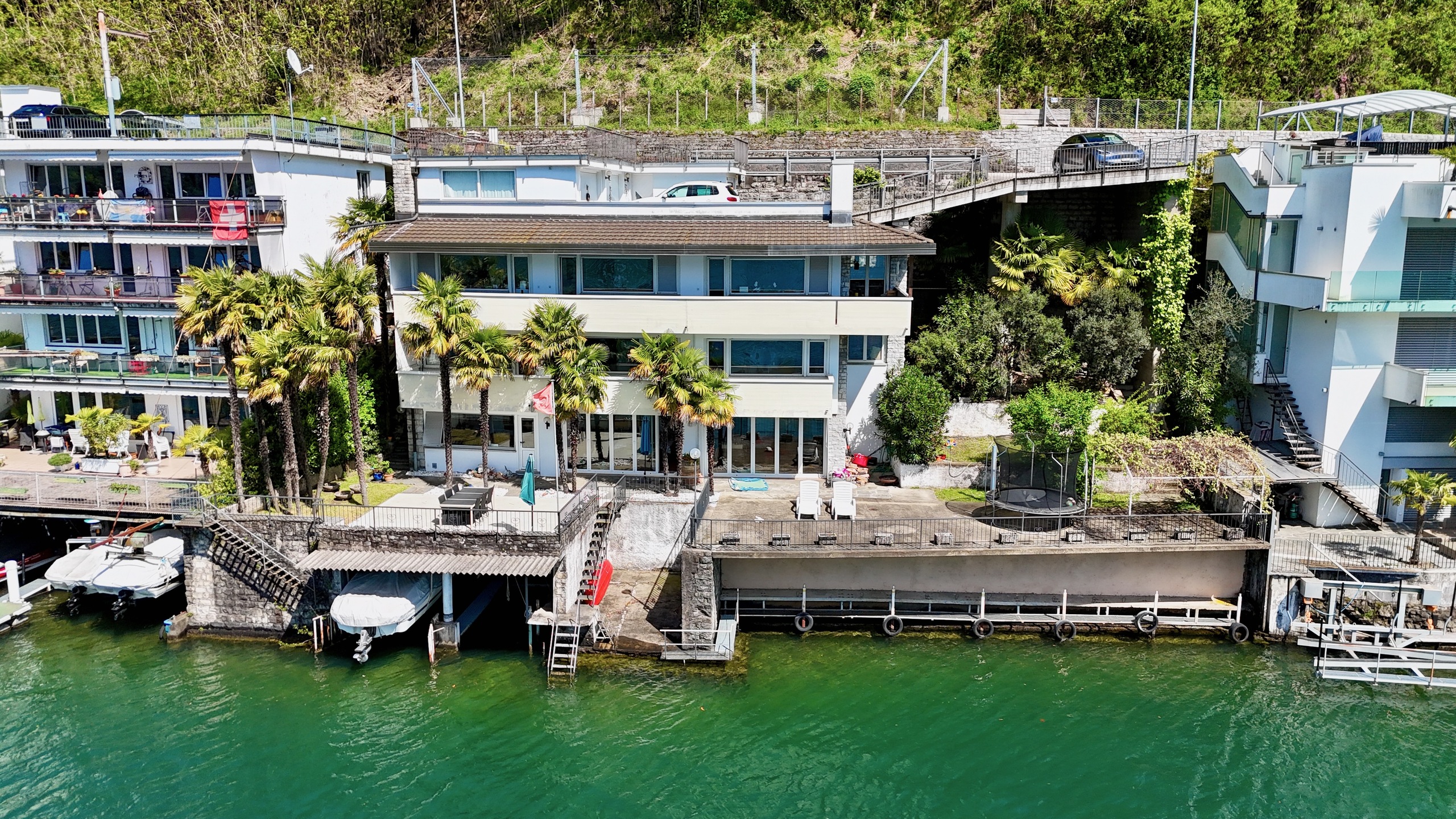Wasserfront-Mehrfamilienhaus mit Terrassen und Bootsanlegern