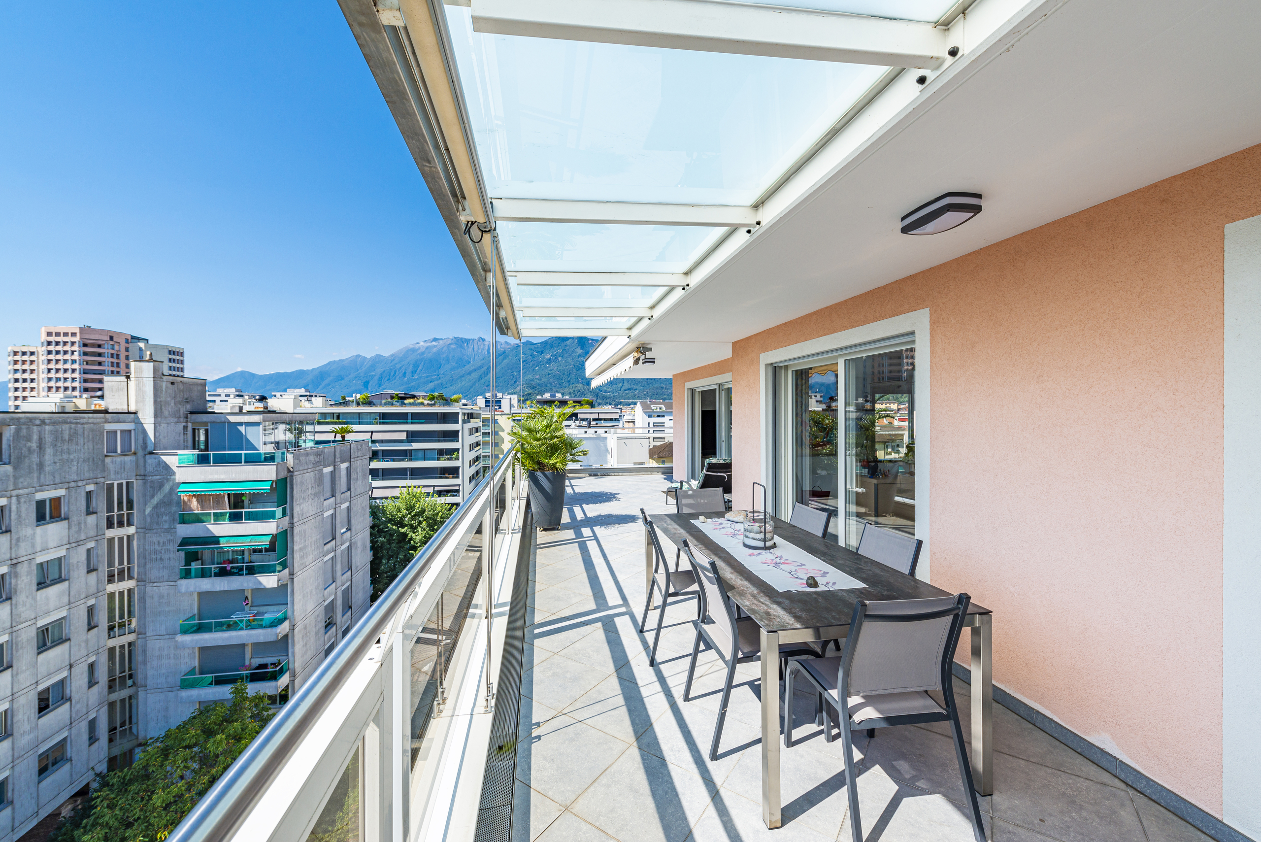 Überdachter Balkon mit Bergblick