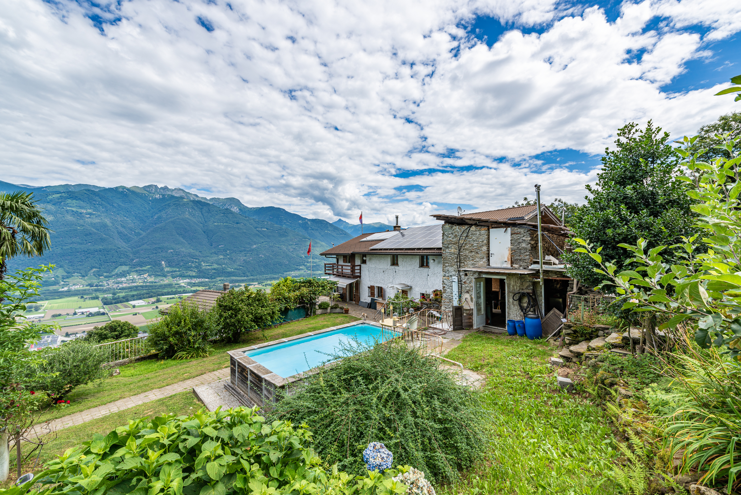 Haus mit Pool und Bergpanorama