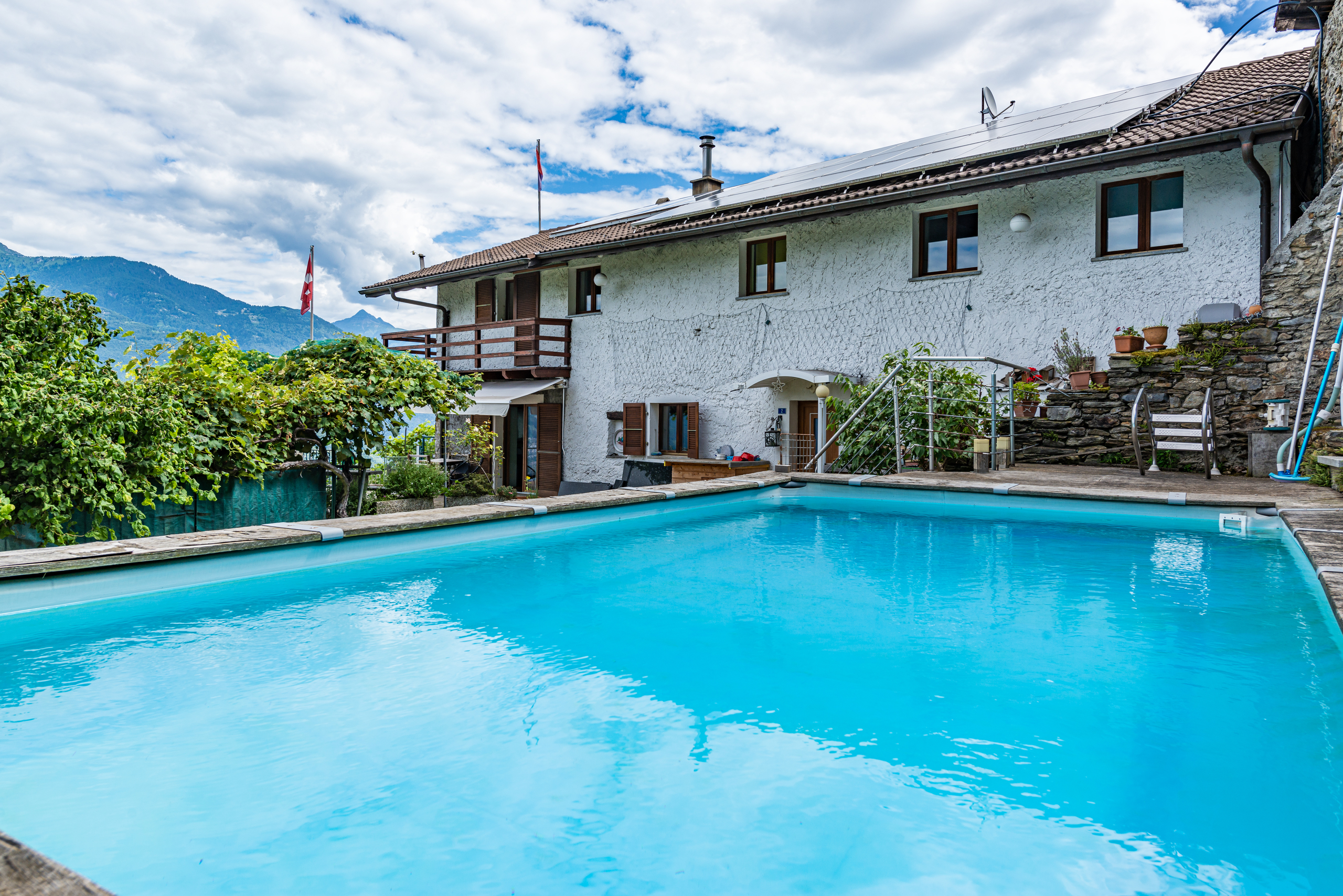 Außenansicht eines Hauses mit Pool und Bergblick