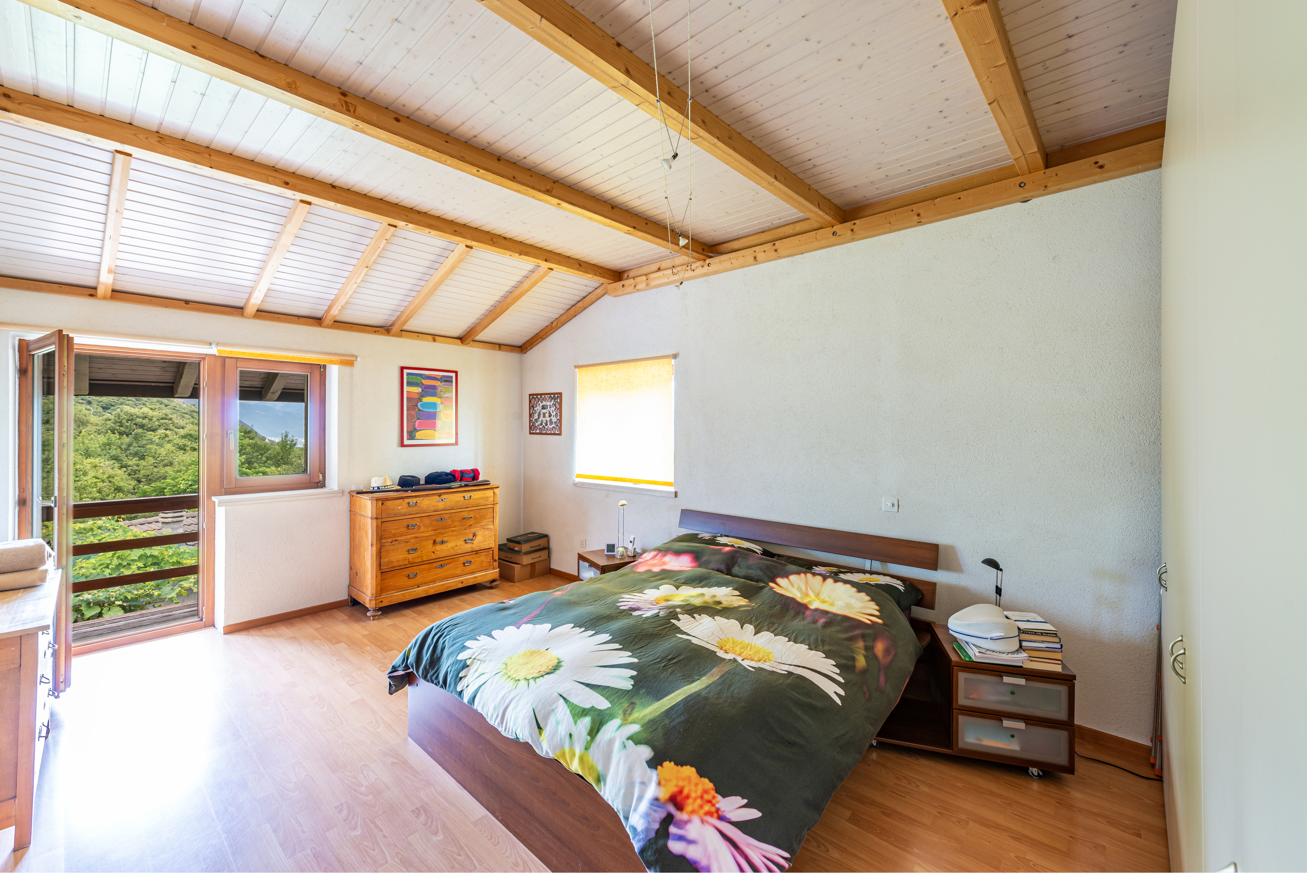Helles Schlafzimmer mit Holzbalkendecke