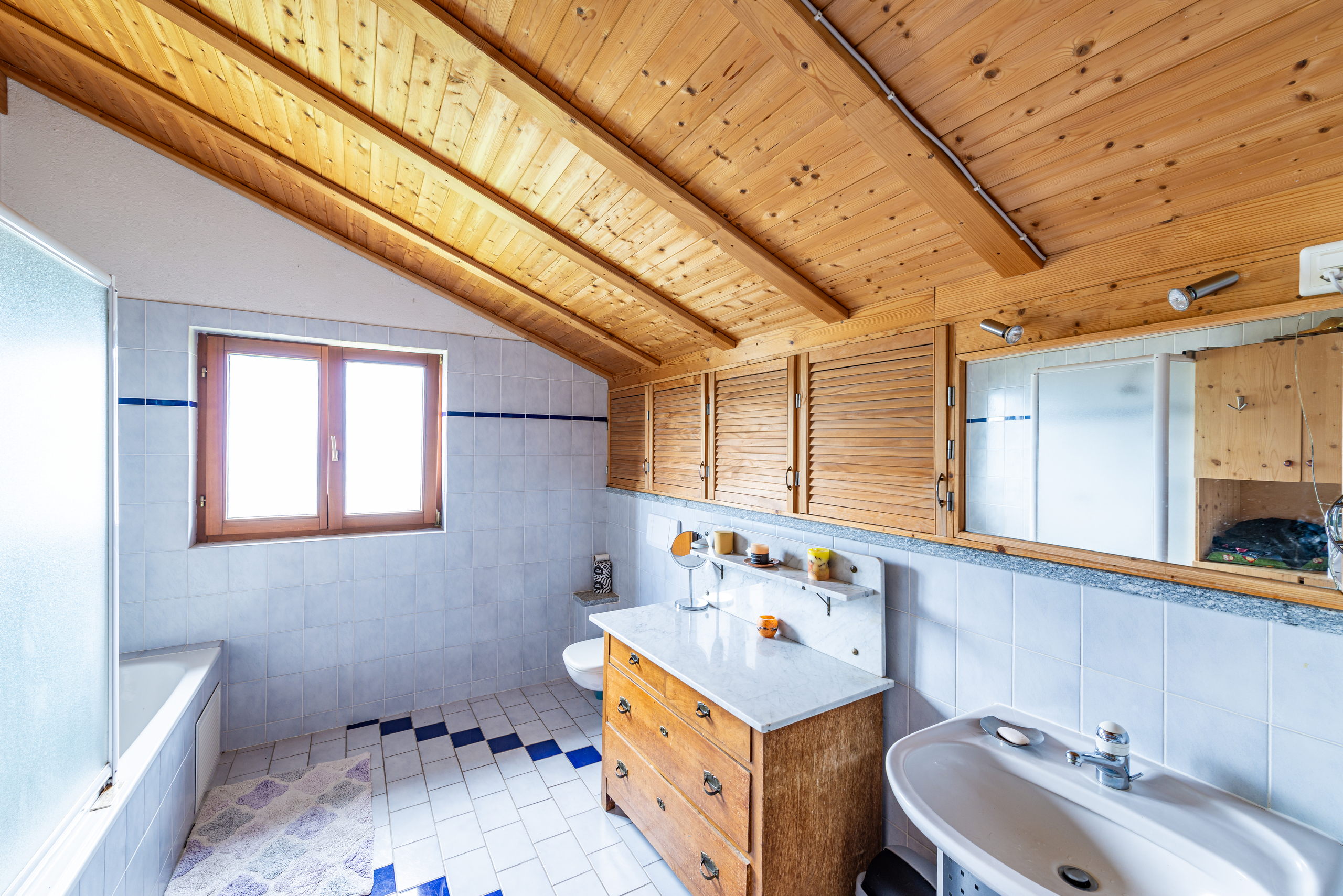 Rustik-moderner Dachboden-Badezimmerraum