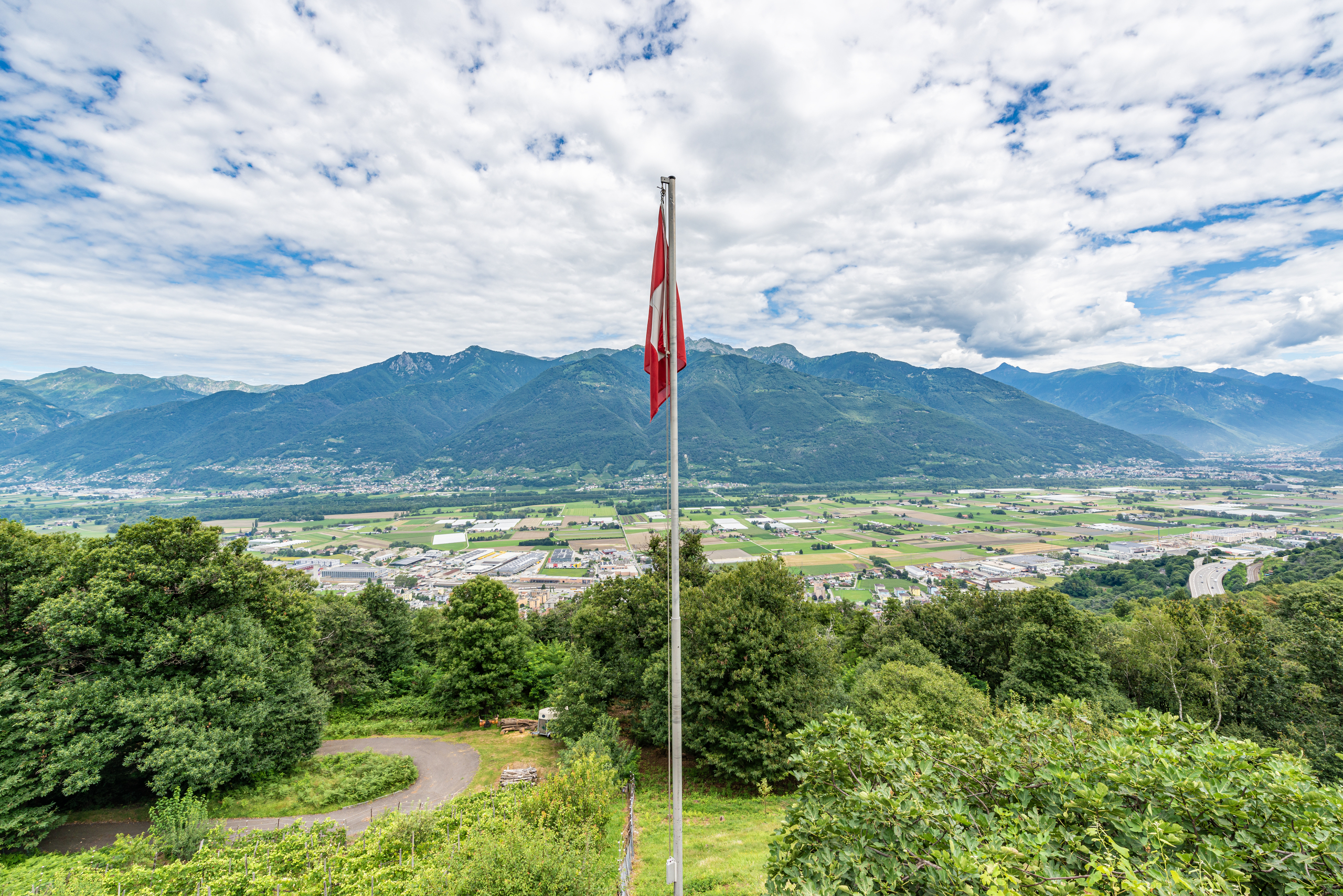Bergpanorama mit Schweizer Flagge