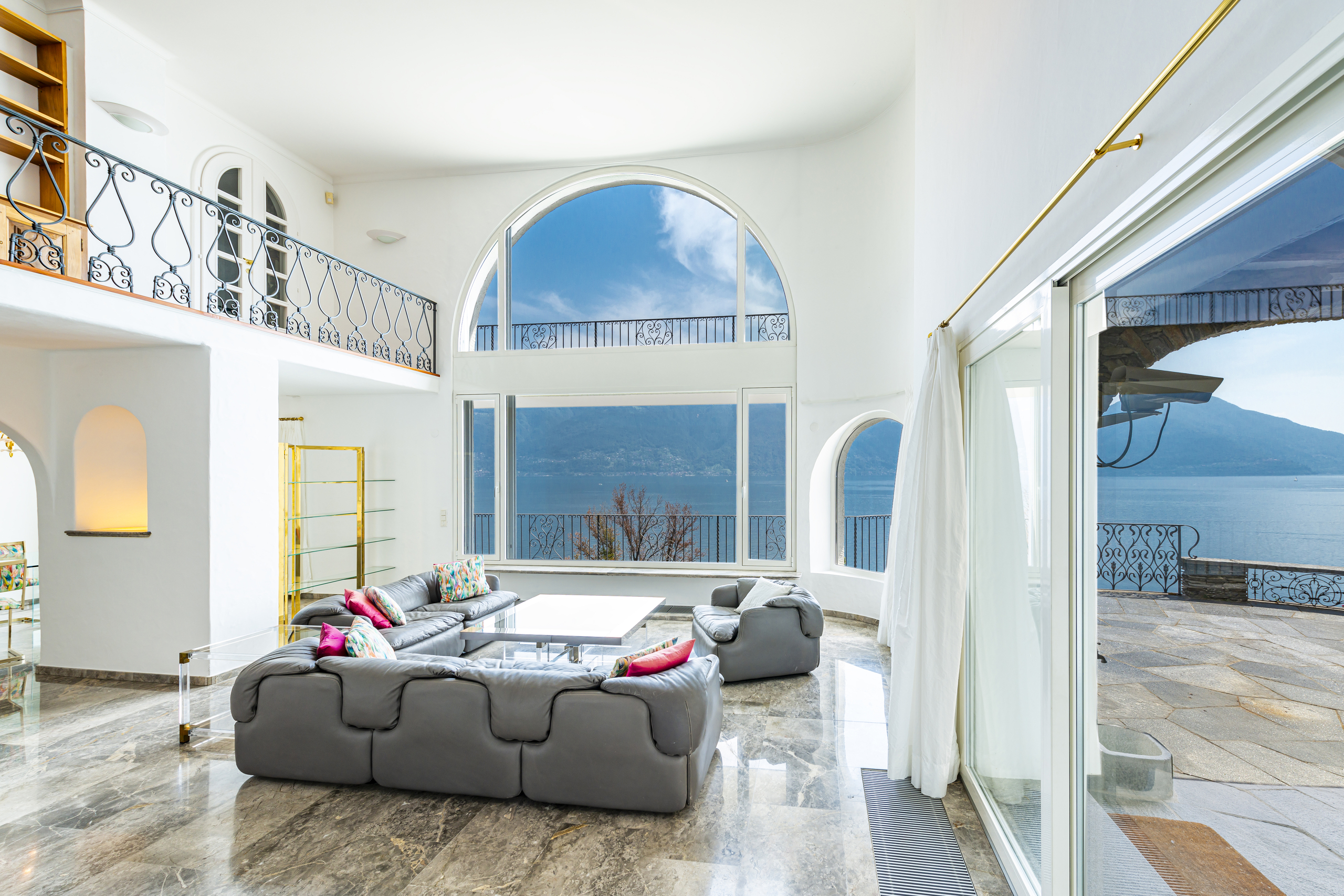 Helles Wohnzimmer mit Panoramablick auf das Wasser
