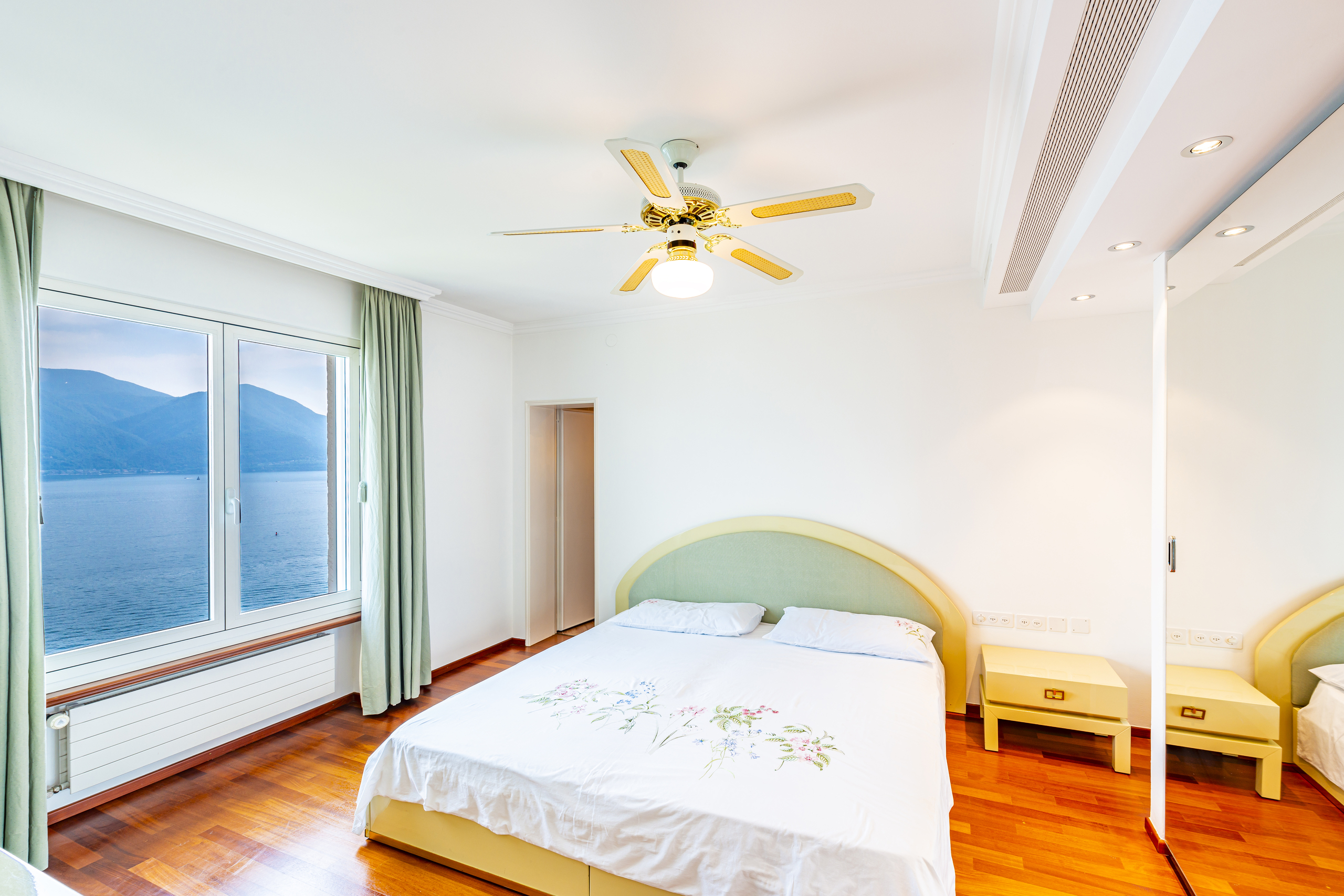 Helles Schlafzimmer mit Seeblick