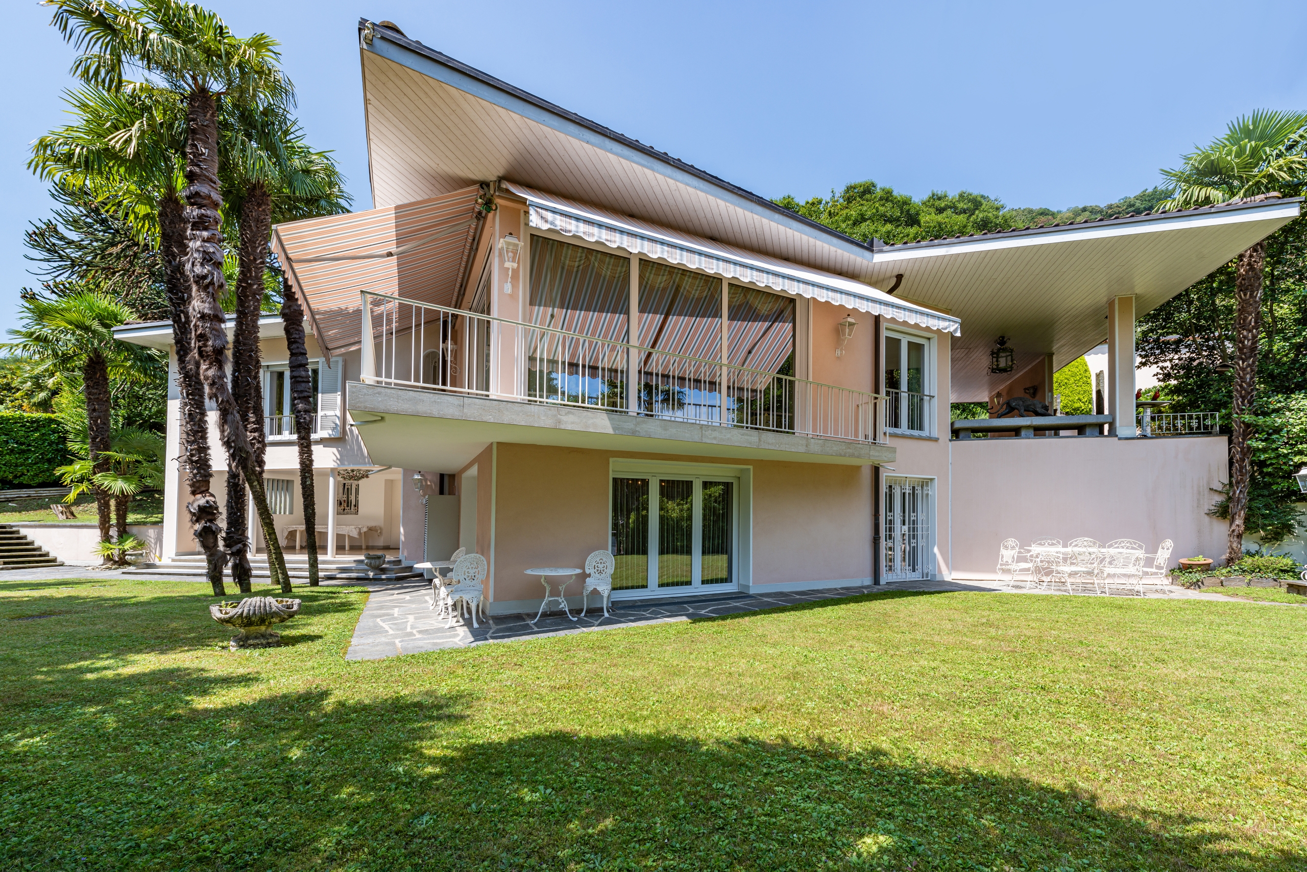 Modernes Haus mit markantem Flachdach und Gartenansicht