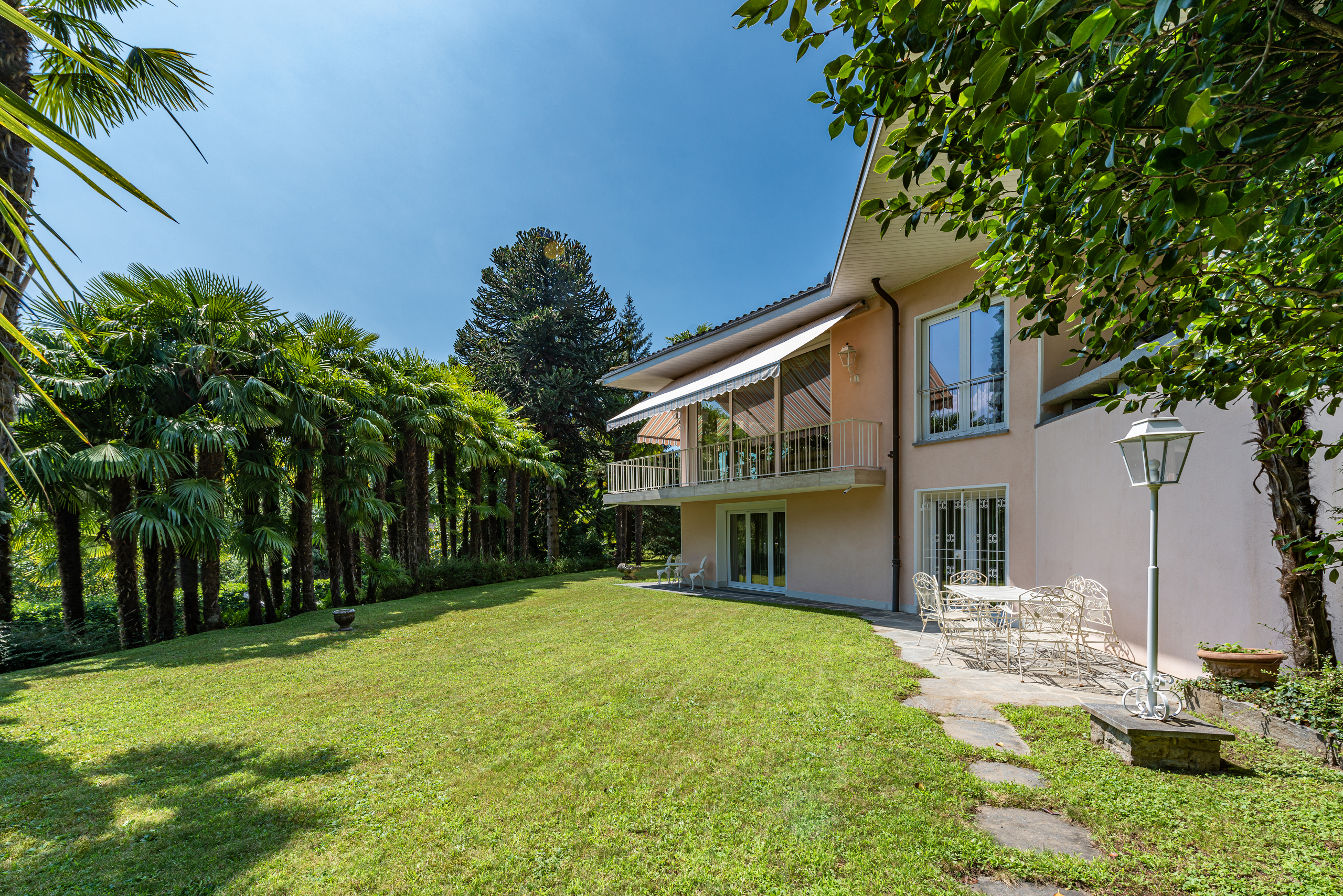 Haus mit großer Gartenansicht