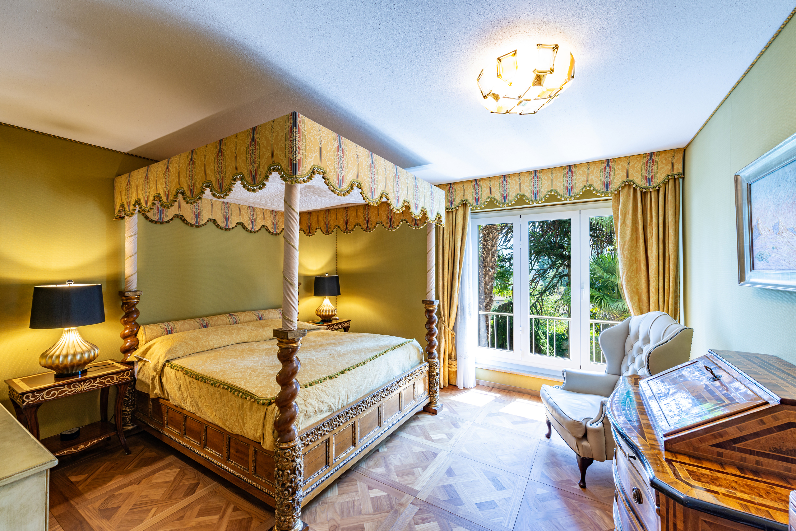 Klassisches Schlafzimmer mit Himmelbett und Balkonblick