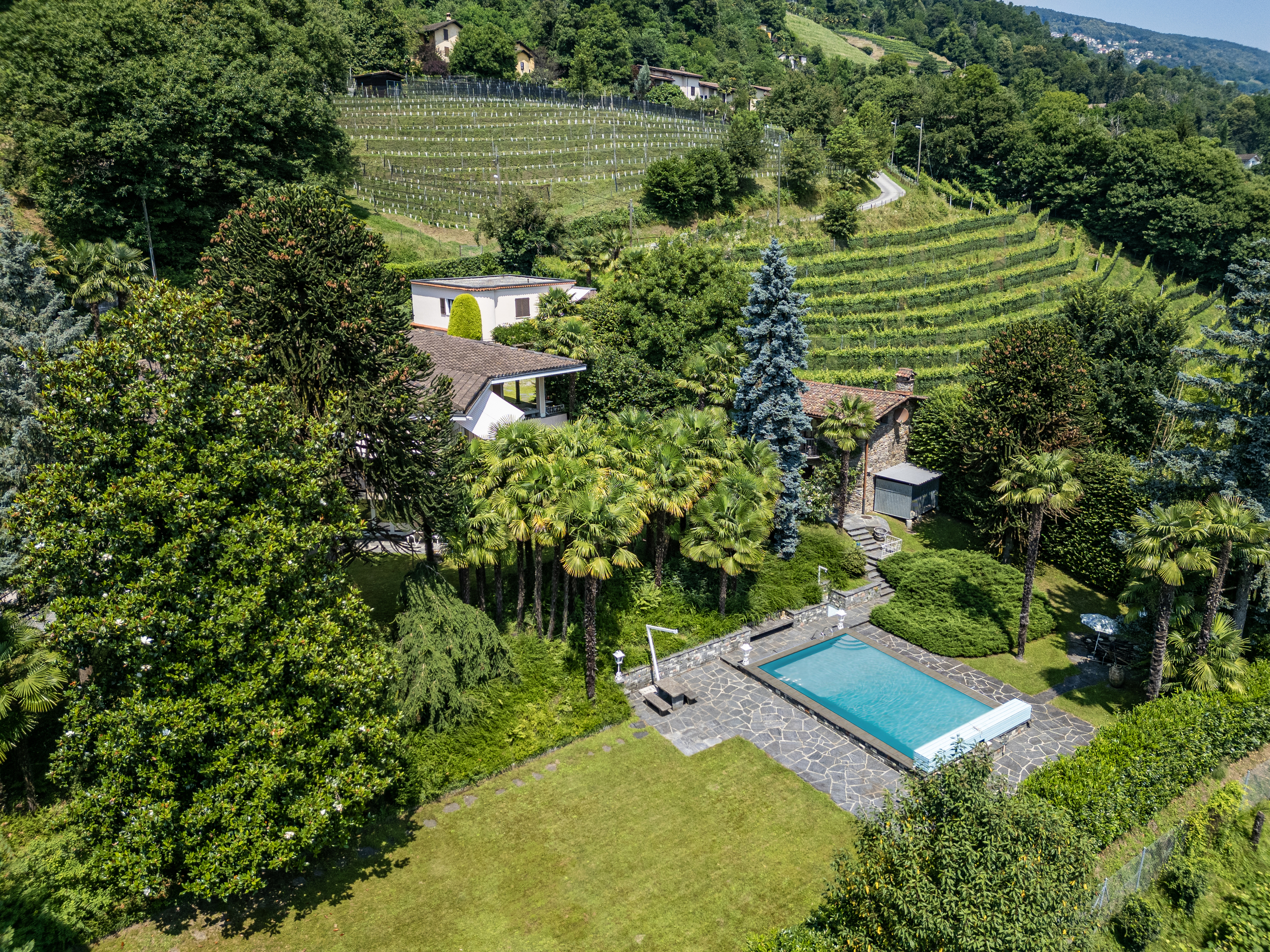 Luxuriöses Anwesen mit Pool in grüner Hanglage
