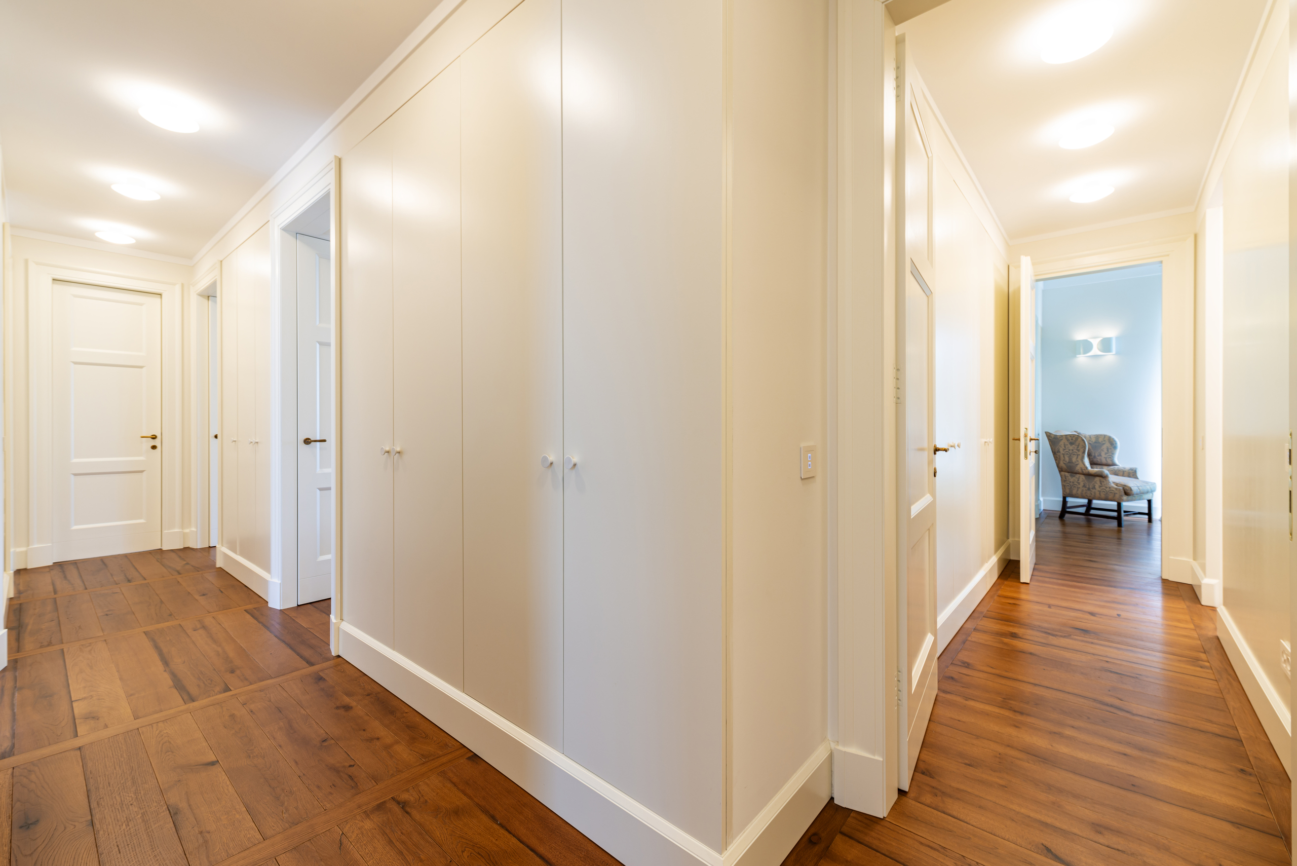 Heller Flur mit Holzfußboden und Einbauschränken