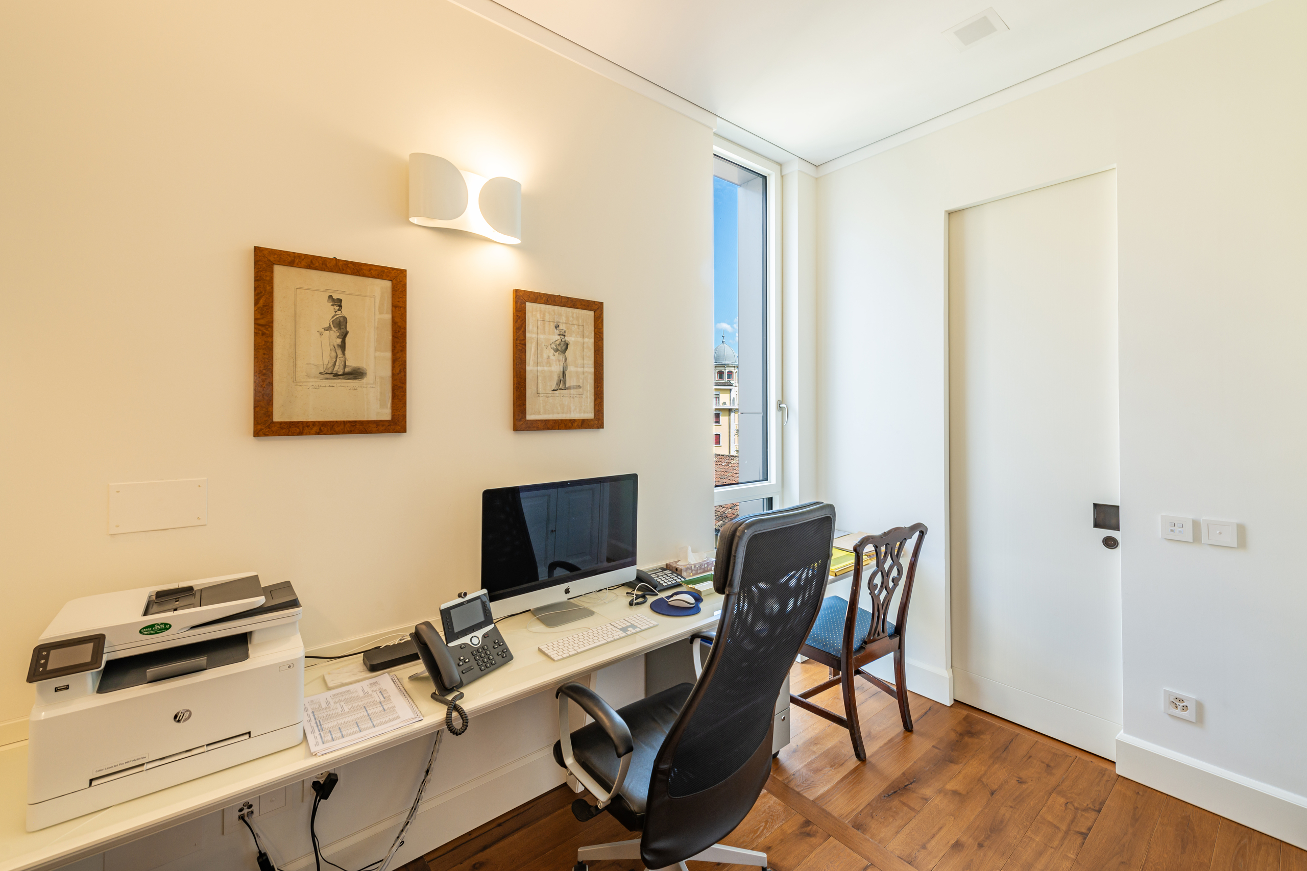 Helles Büro mit Schreibtisch und Stadtblick