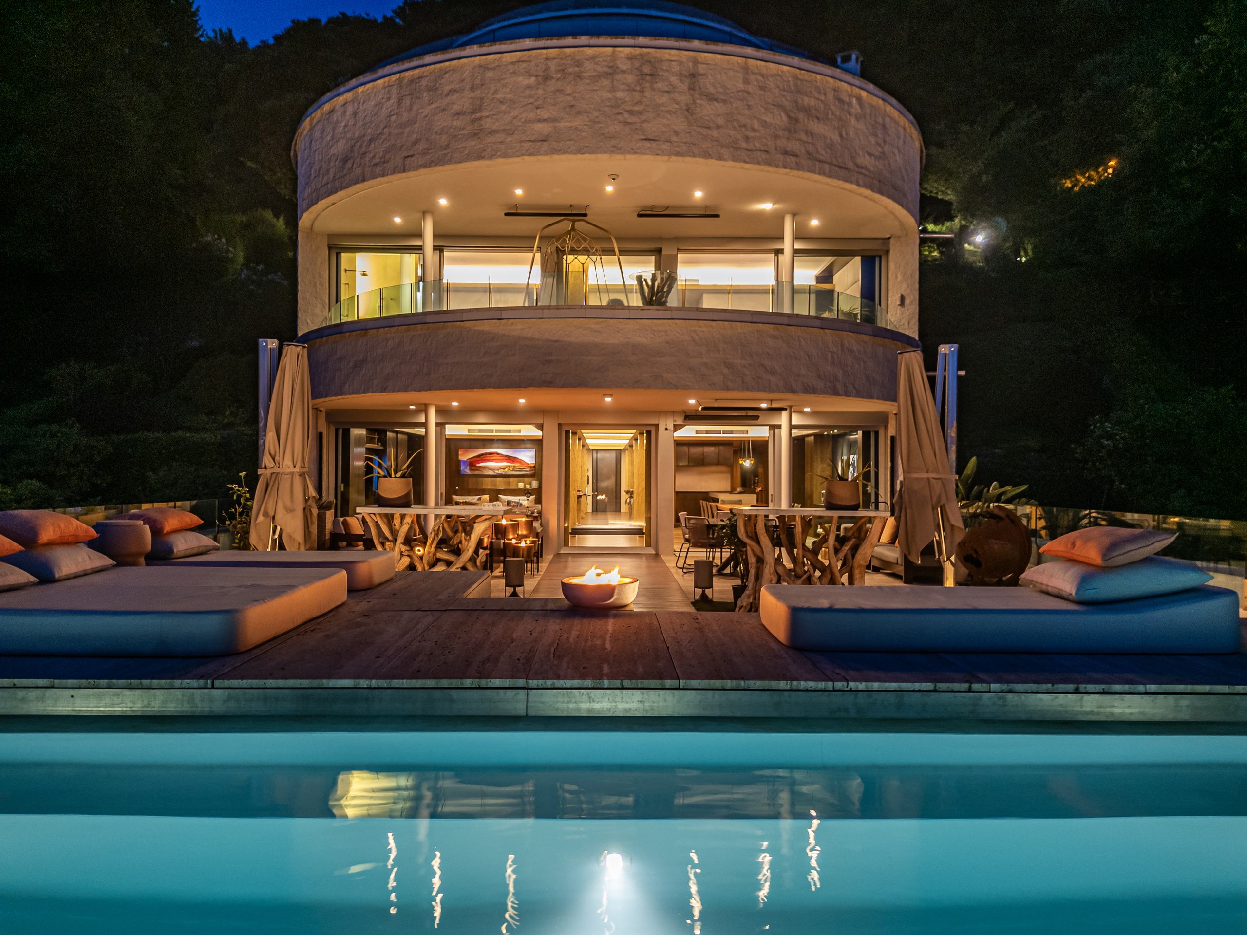 Luxuriöse moderne Villa mit Pool bei Nacht