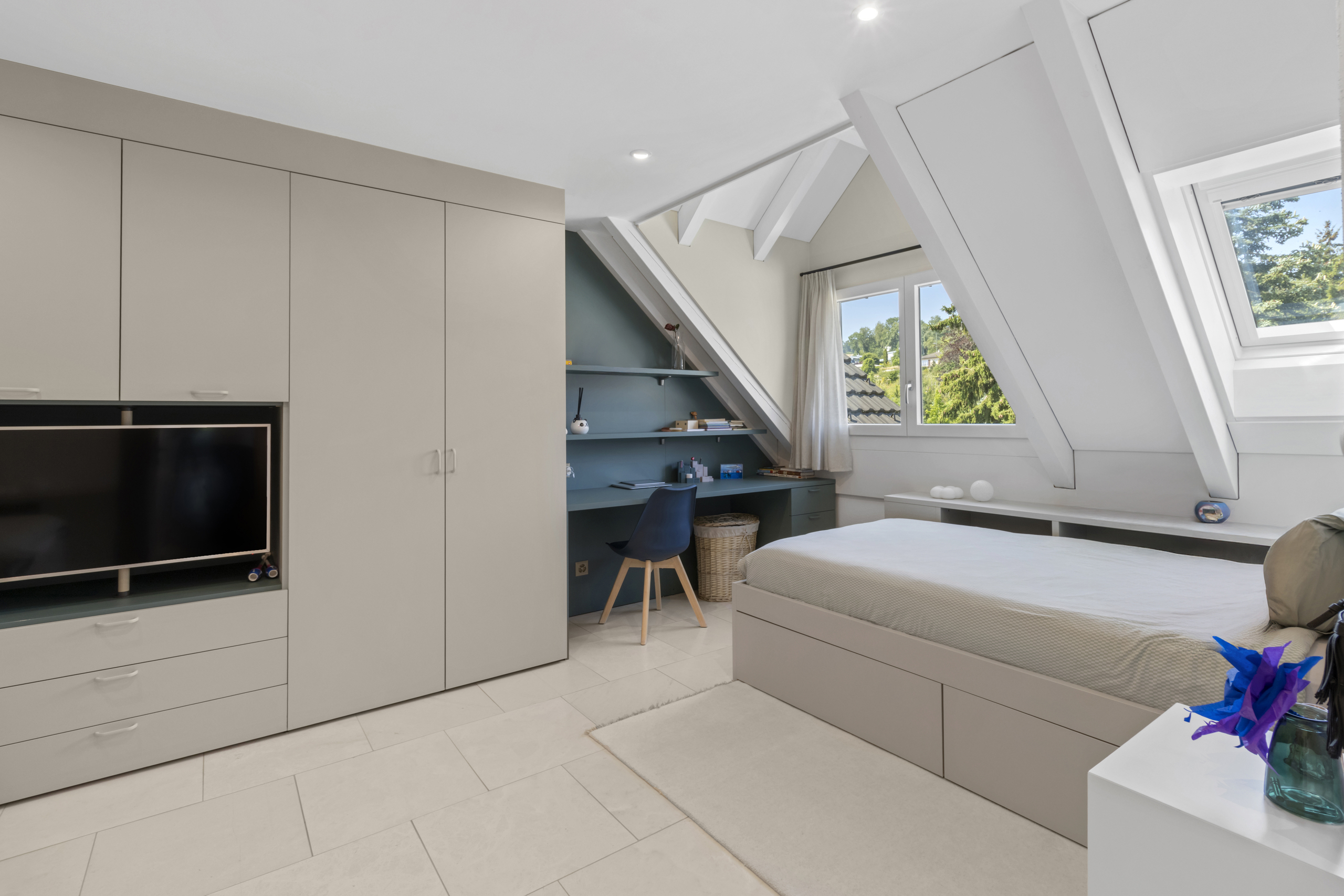 Modernes Dachgeschoss-Schlafzimmer mit Arbeitsplatz