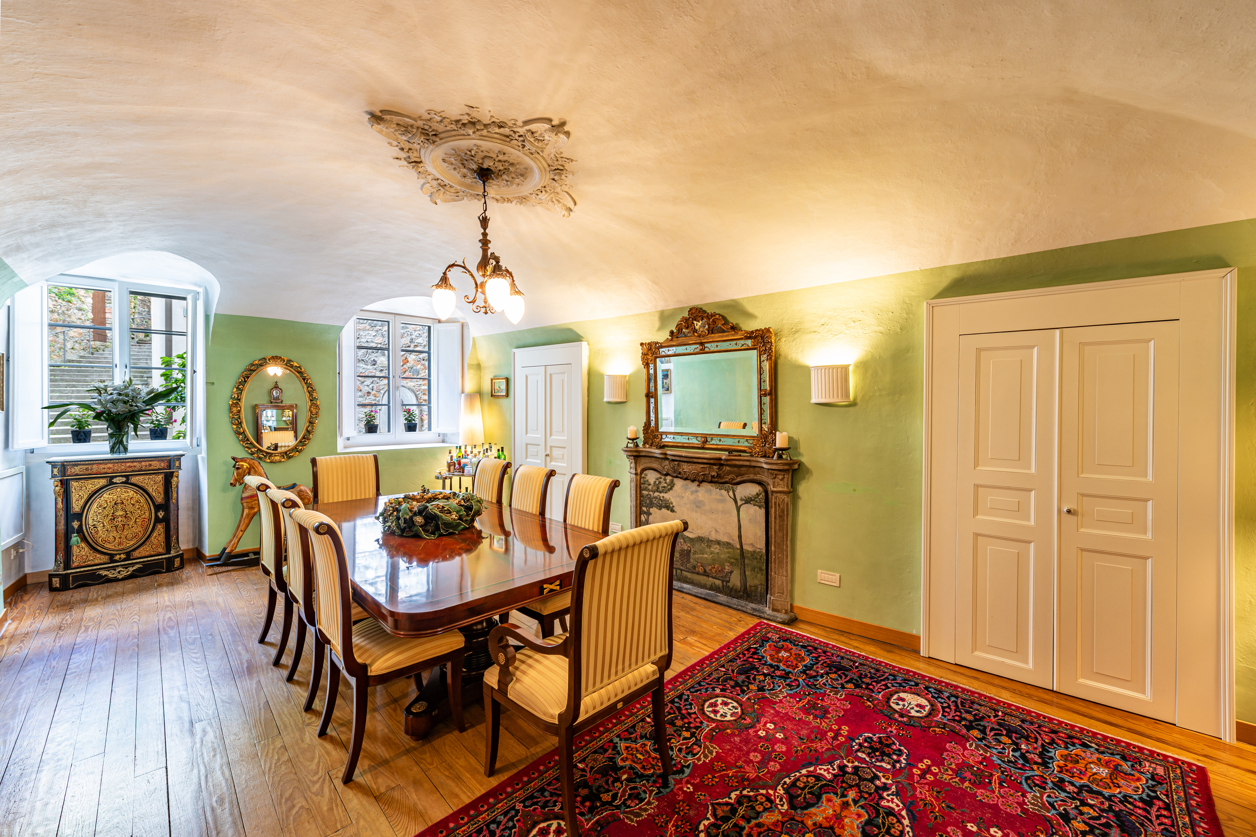 Elegantes Esszimmer mit historischem Charme