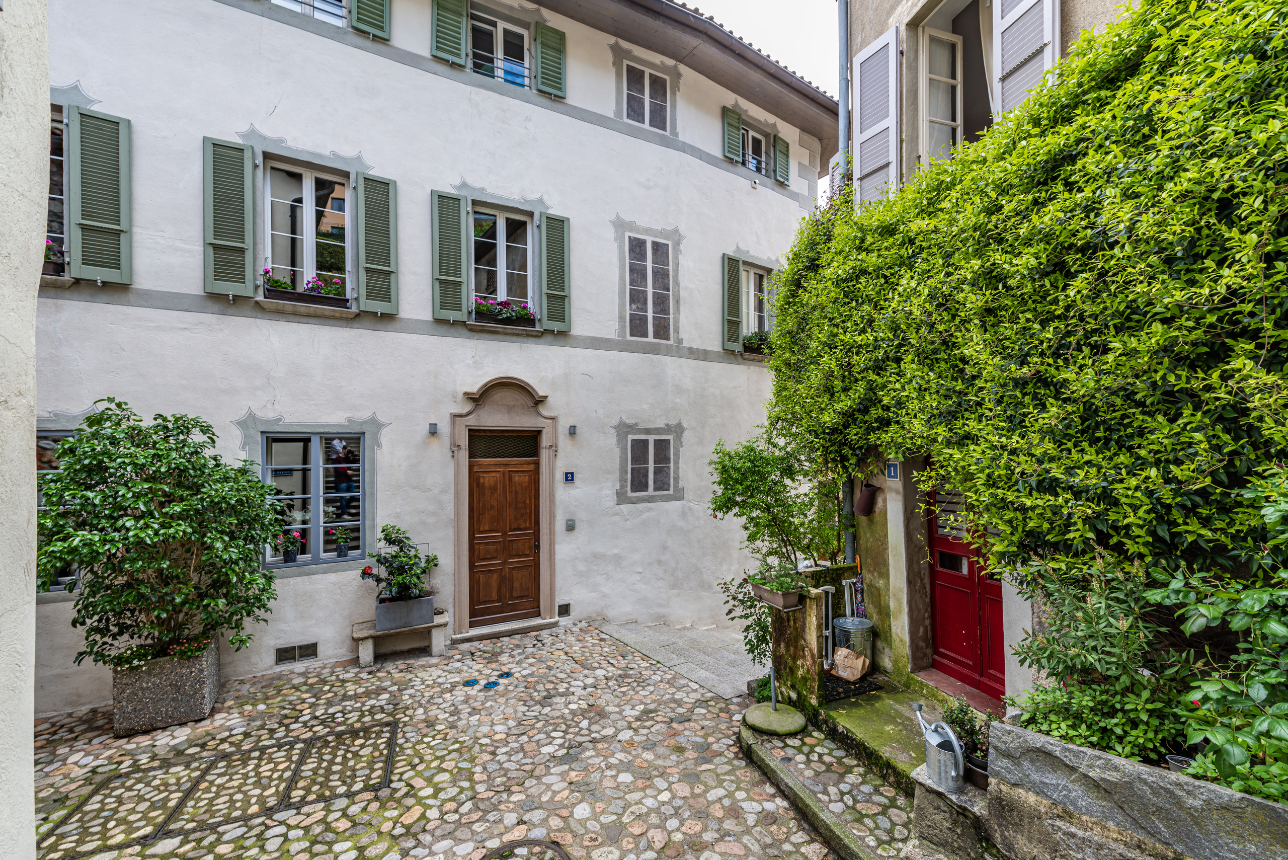 Historischer Innenhof mit verputzter Fassade