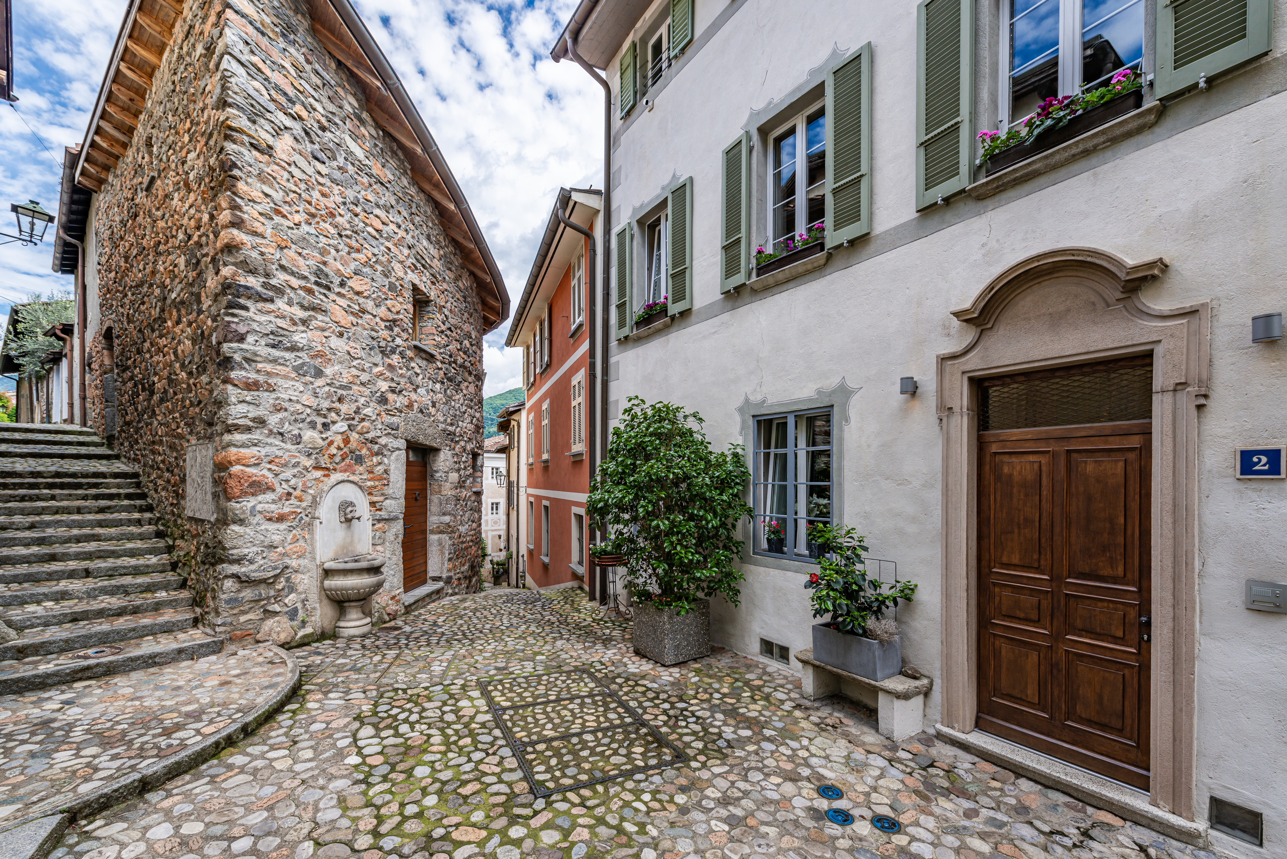 Historische Gasse mit Steinfassade und mediterranen Häusern