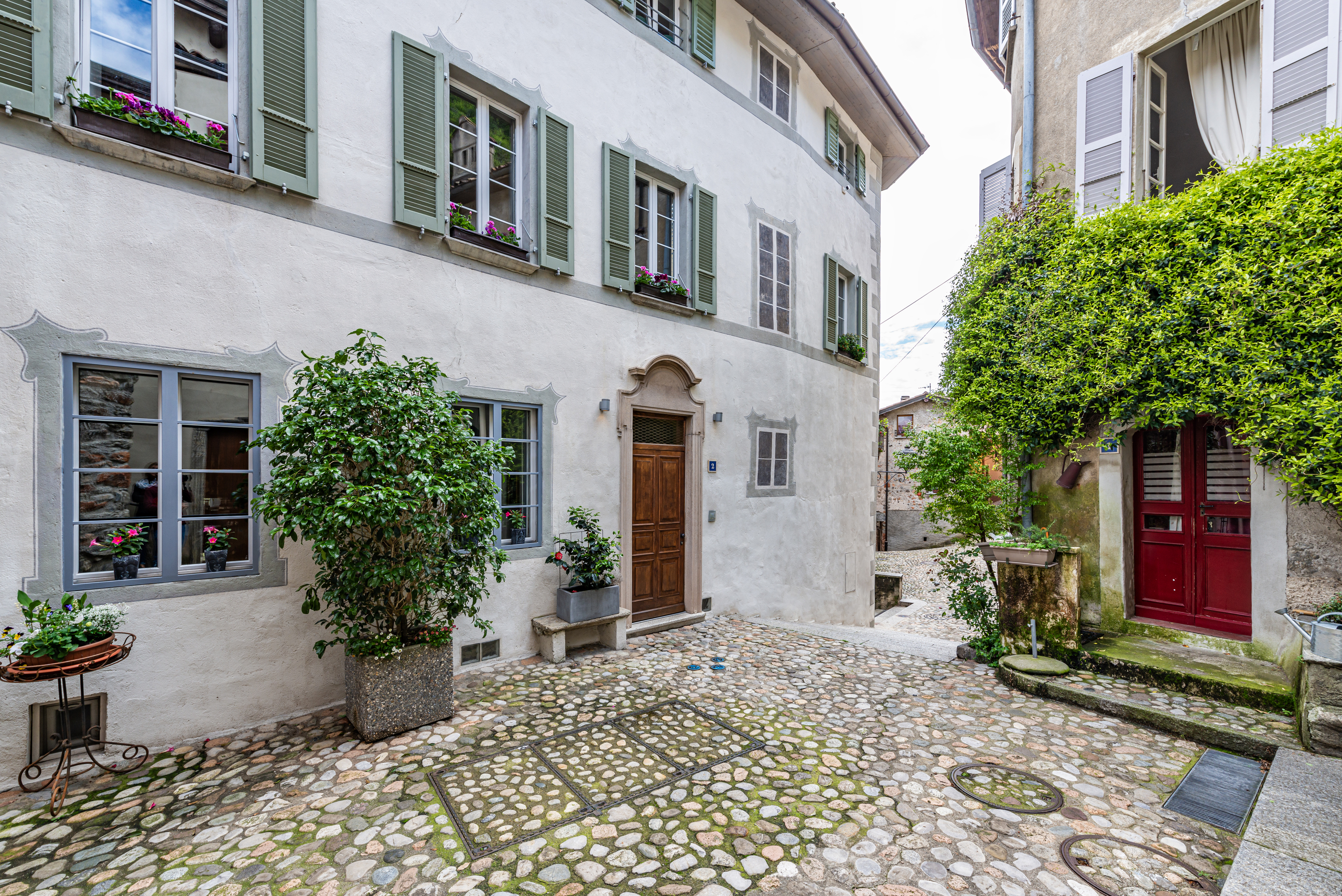 Charmanter mediterraner Innenhof mit historischen Fassaden