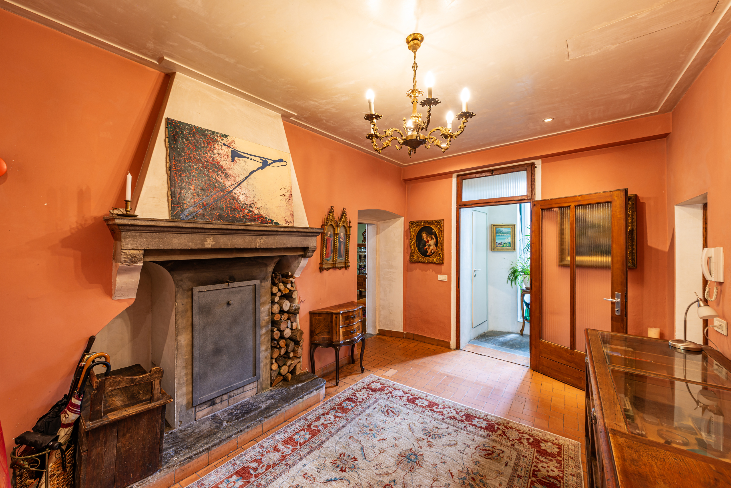 Historischer Flur mit Kamin und Kronleuchter