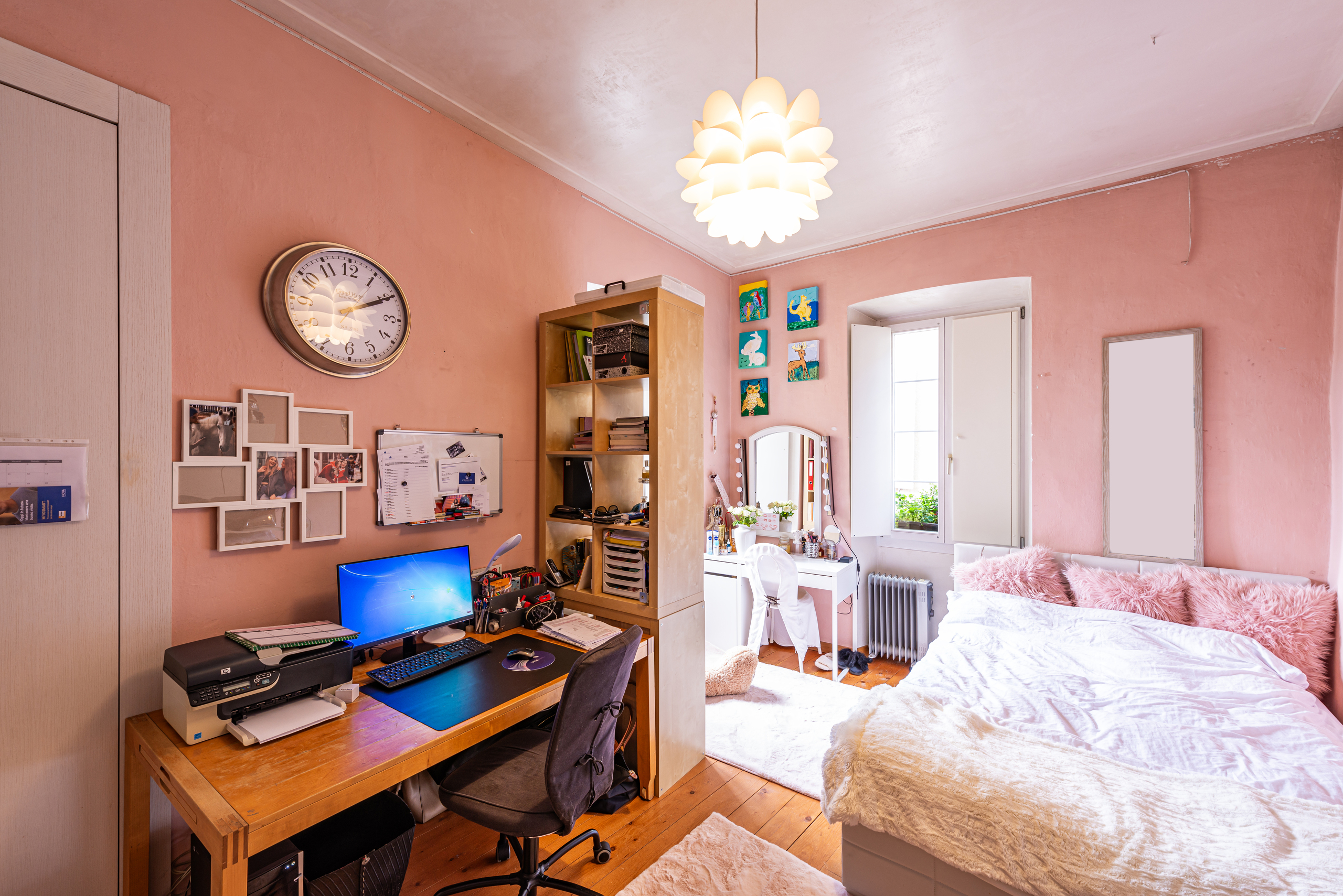 Schlafzimmer mit Arbeitsbereich
