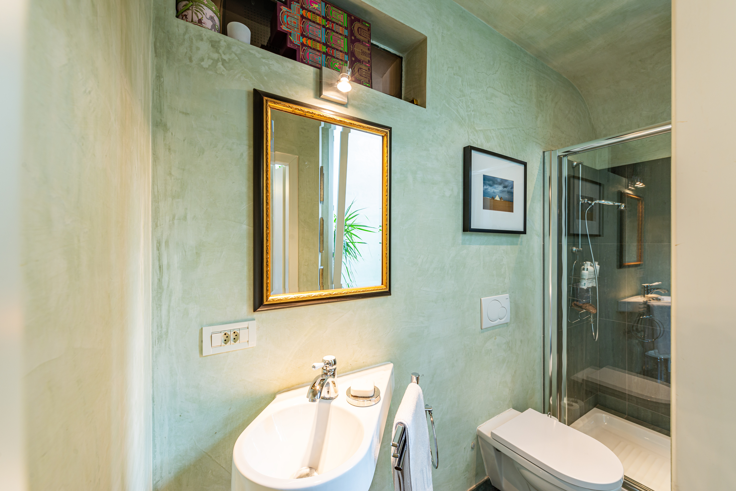 Kompaktes Bad mit Dusche und Waschtisch
