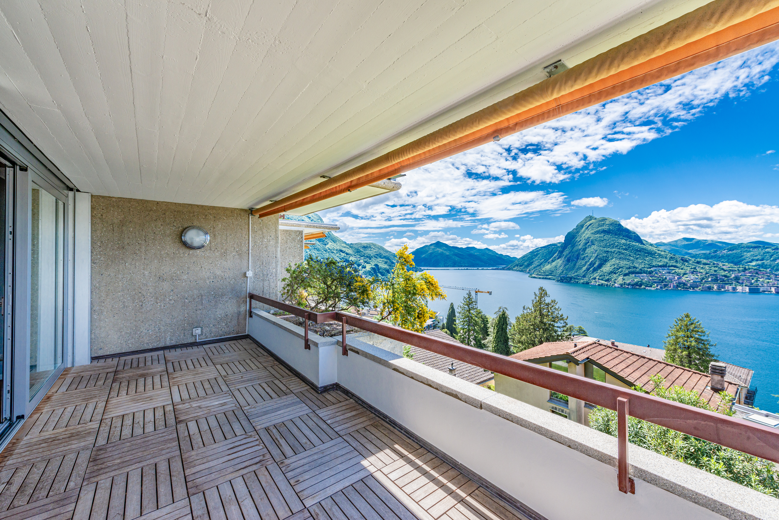 Balkon mit Panoramablick auf See und Berge