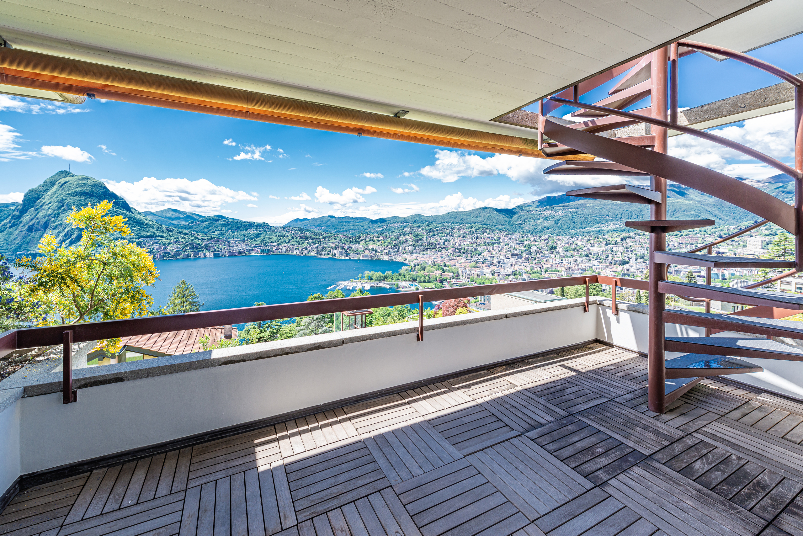 Balkon mit Panoramablick auf See und Stadt