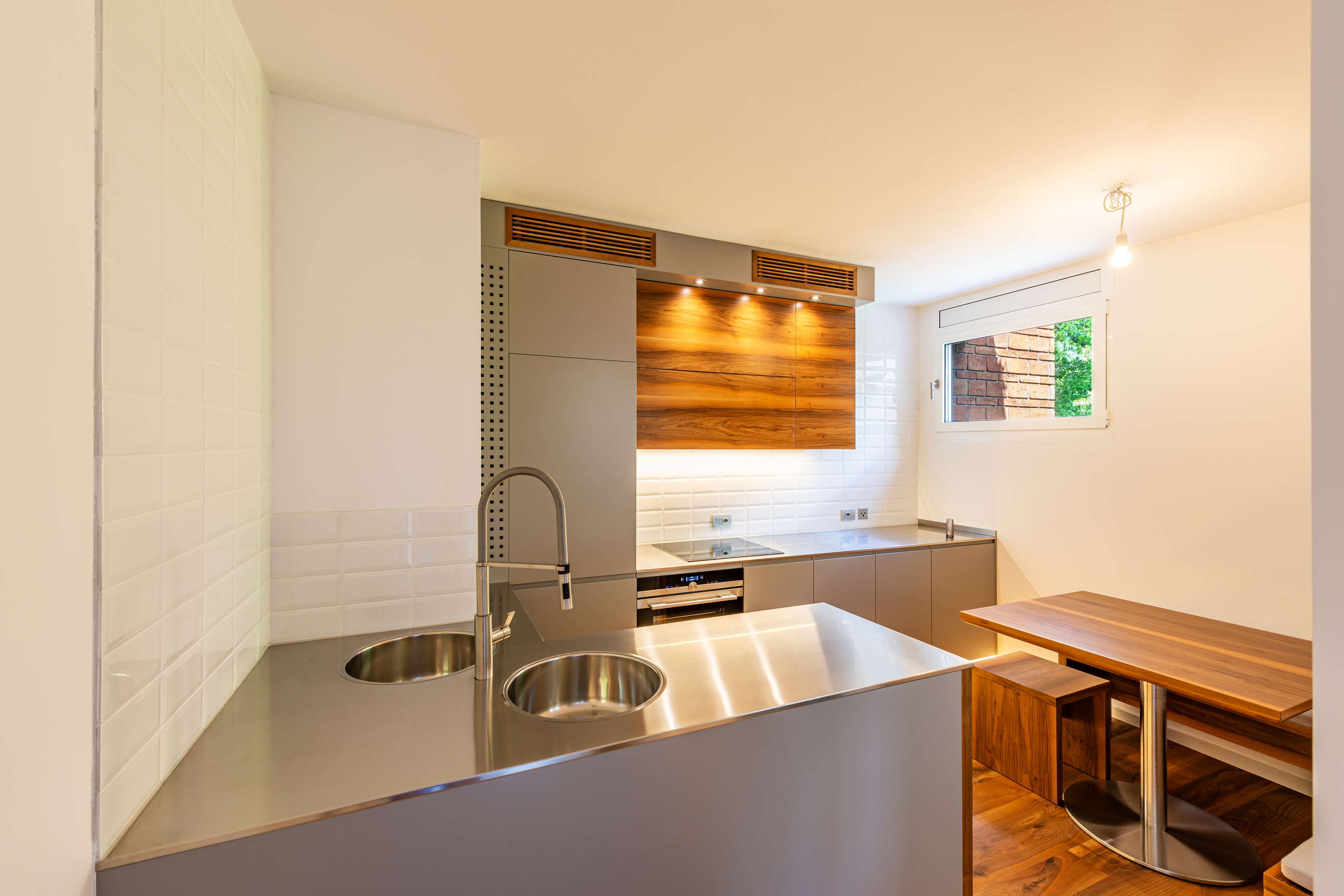 Moderne Küche mit Holz- und Metallakzenten