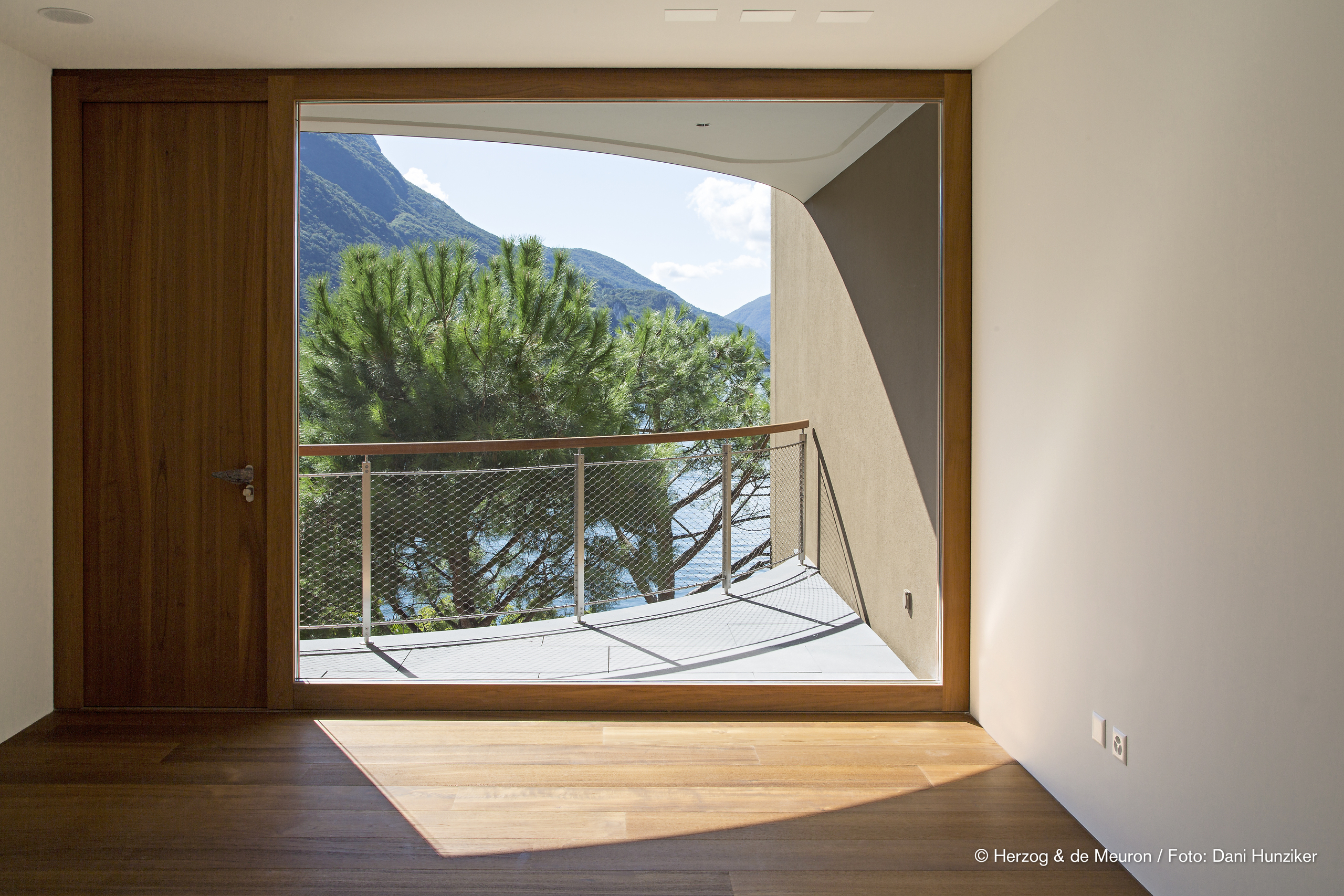 Lichtes Zimmer mit Balkon und Bergblick