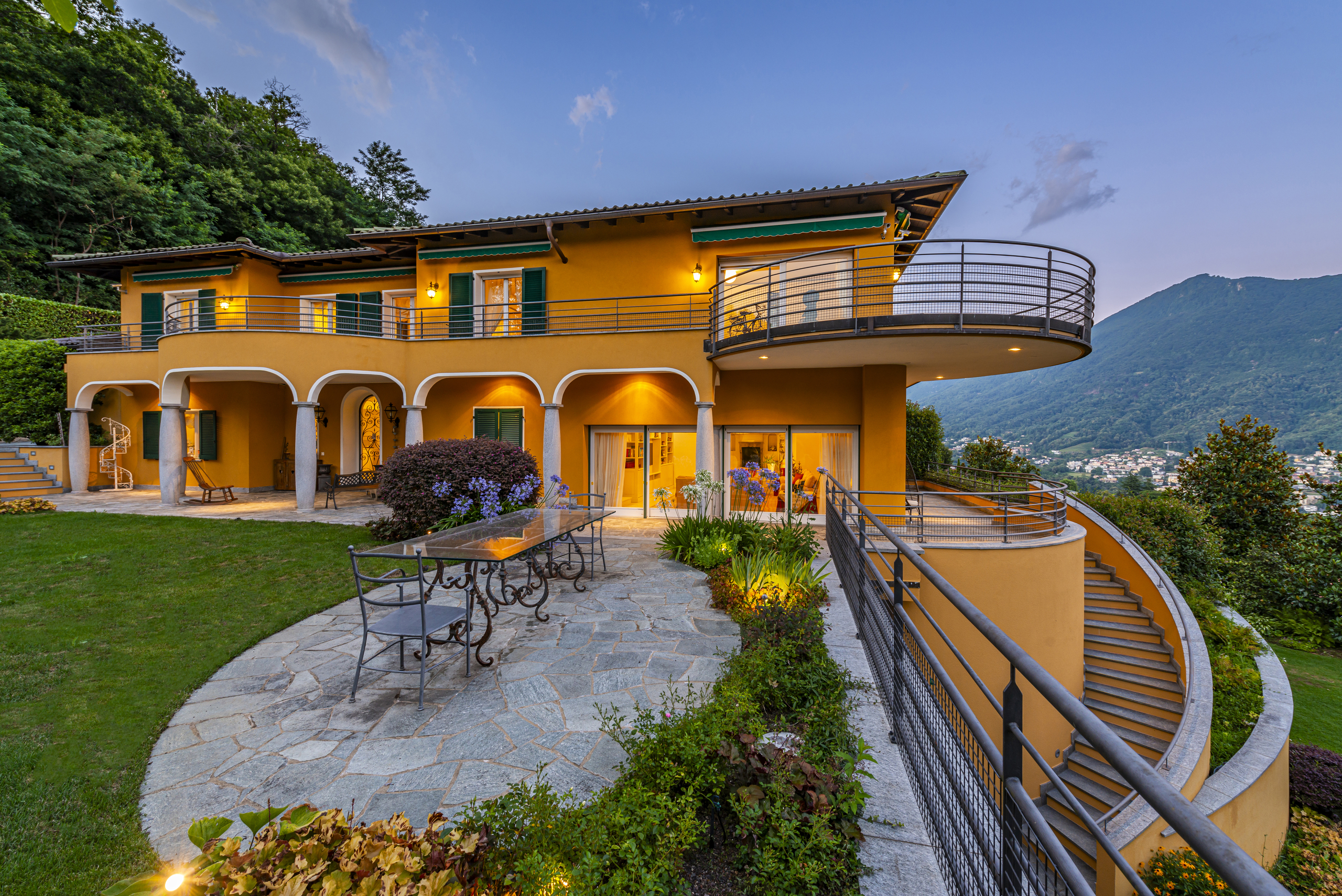 Elegantes mediterranes Haus mit Bergblick