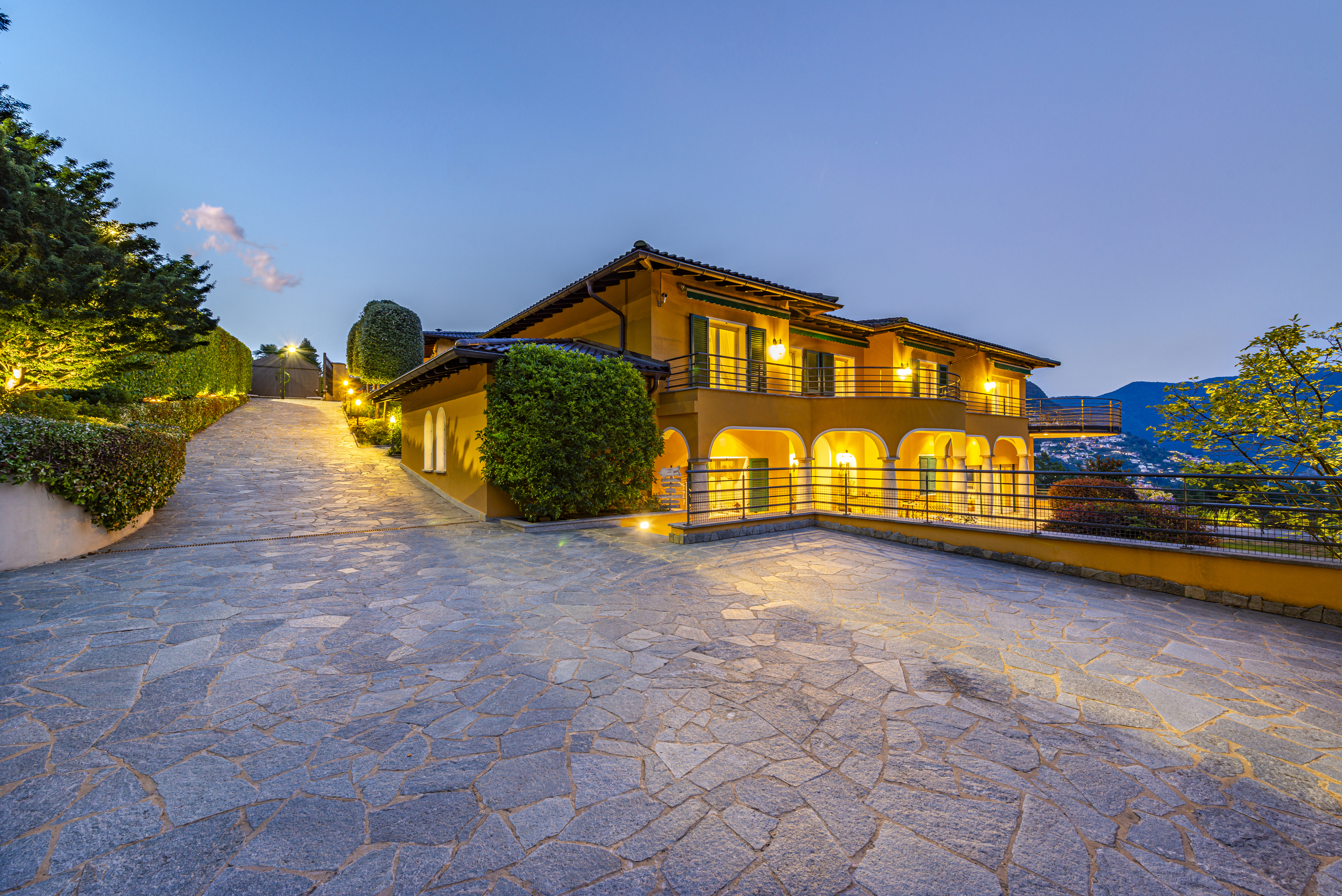 Villa mit beleuchtetem Außenbereich bei Dämmerung