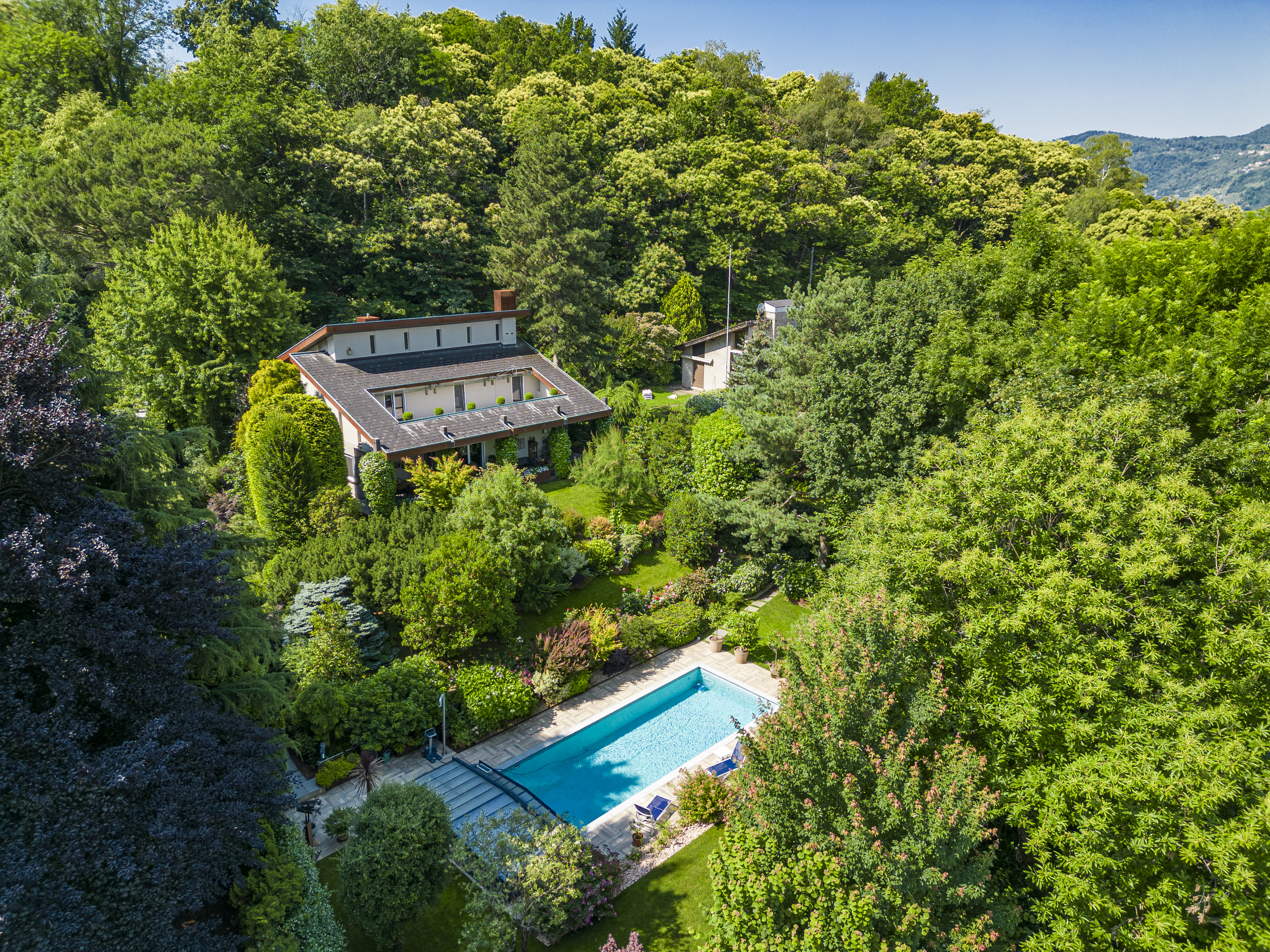 Villa mit Pool in üppigem Garten