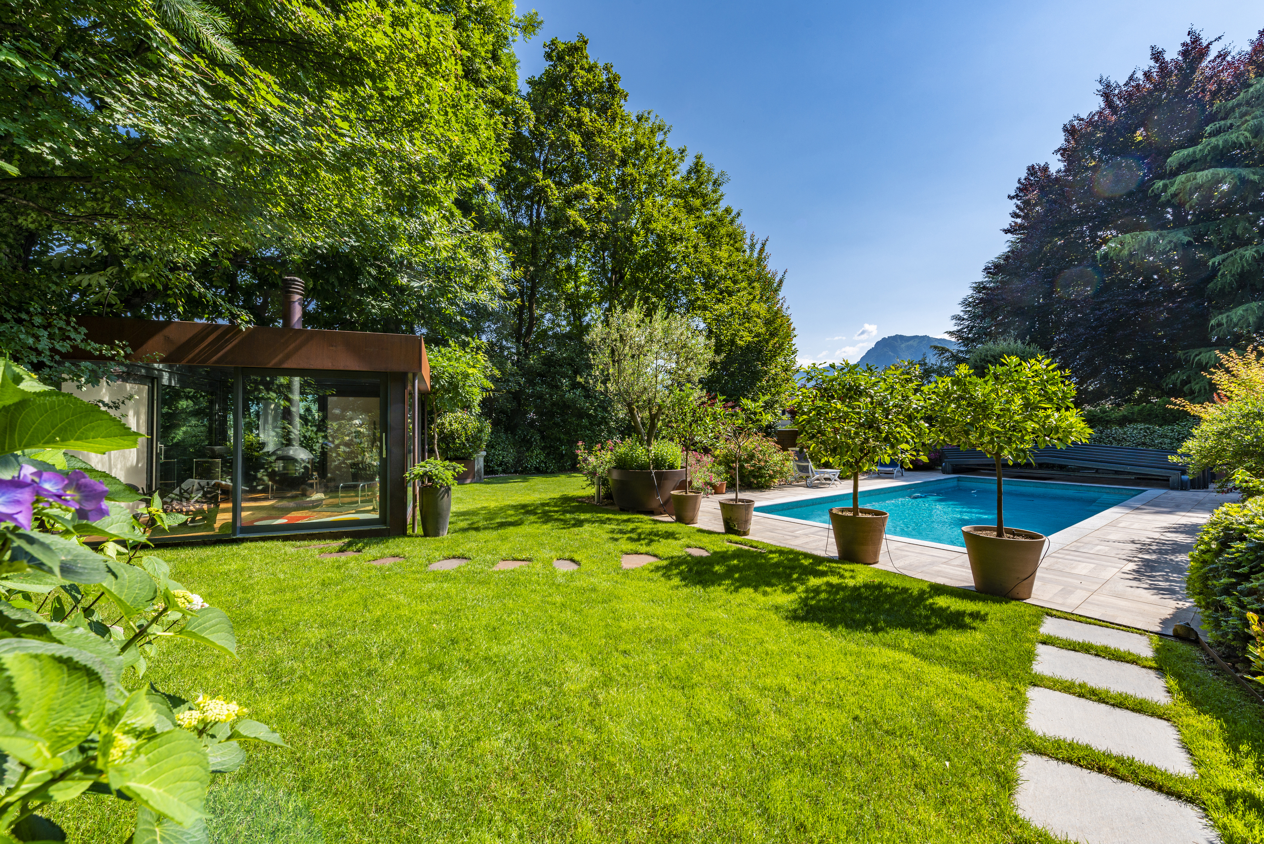 Garten mit Pool und moderner Glasarchitektur