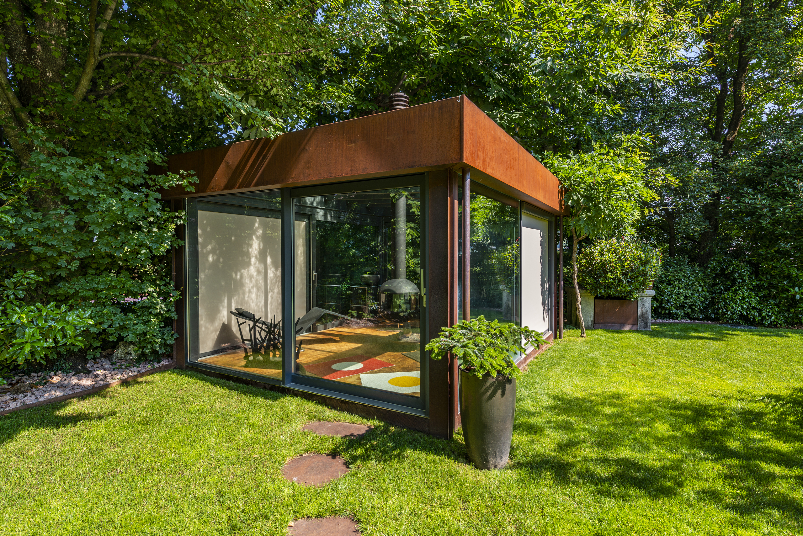 Modernes Gartenhaus mit Glasfront