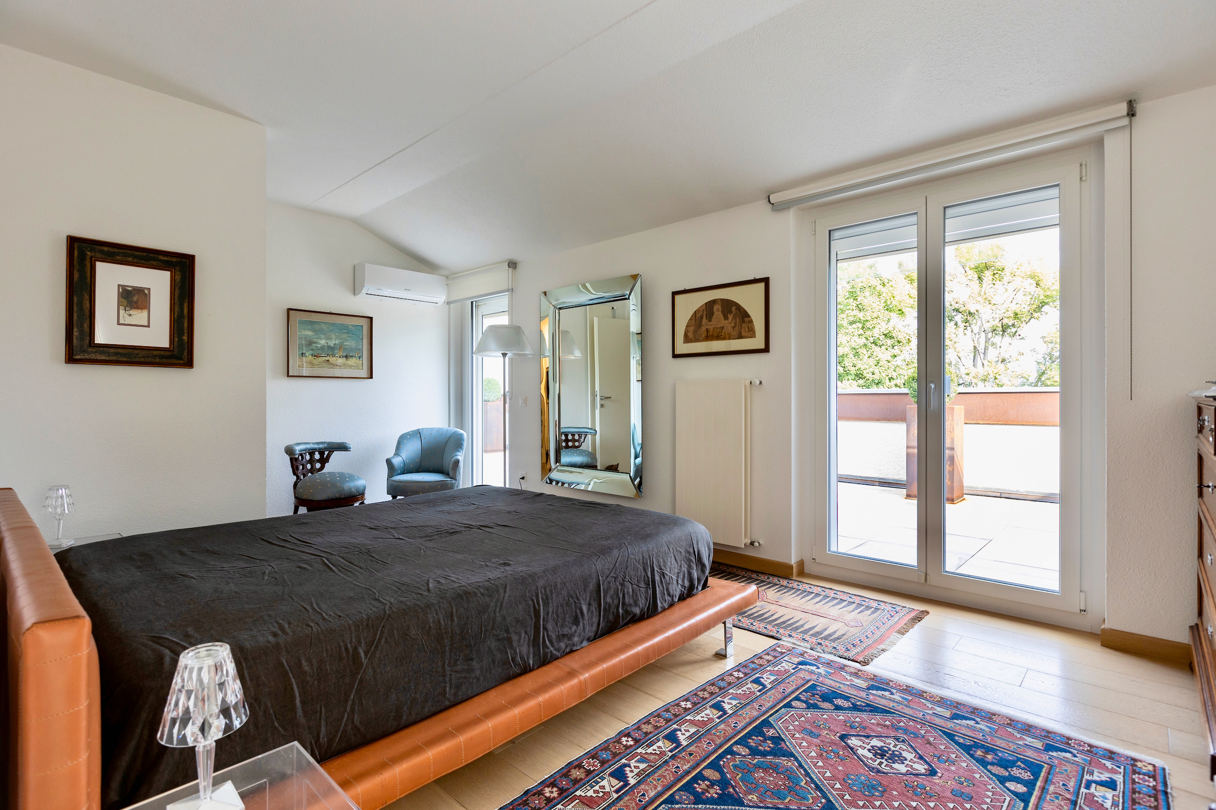 Helles Schlafzimmer mit Balkonzugang