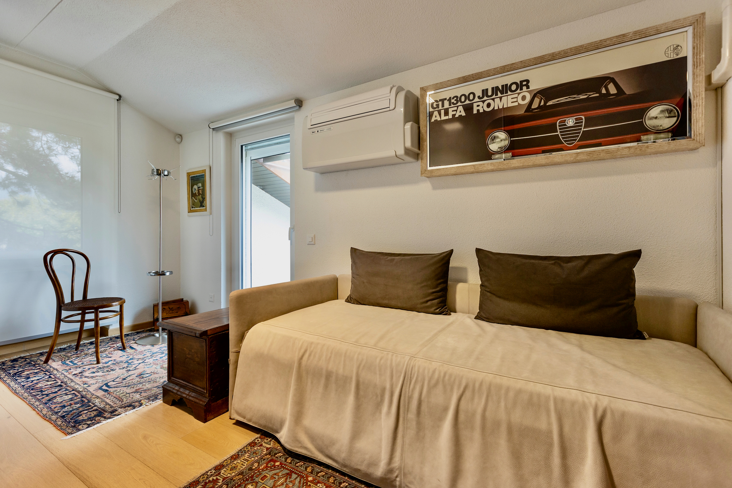 Helles, modern eingerichtetes Schlafzimmer oder Gästezimmer