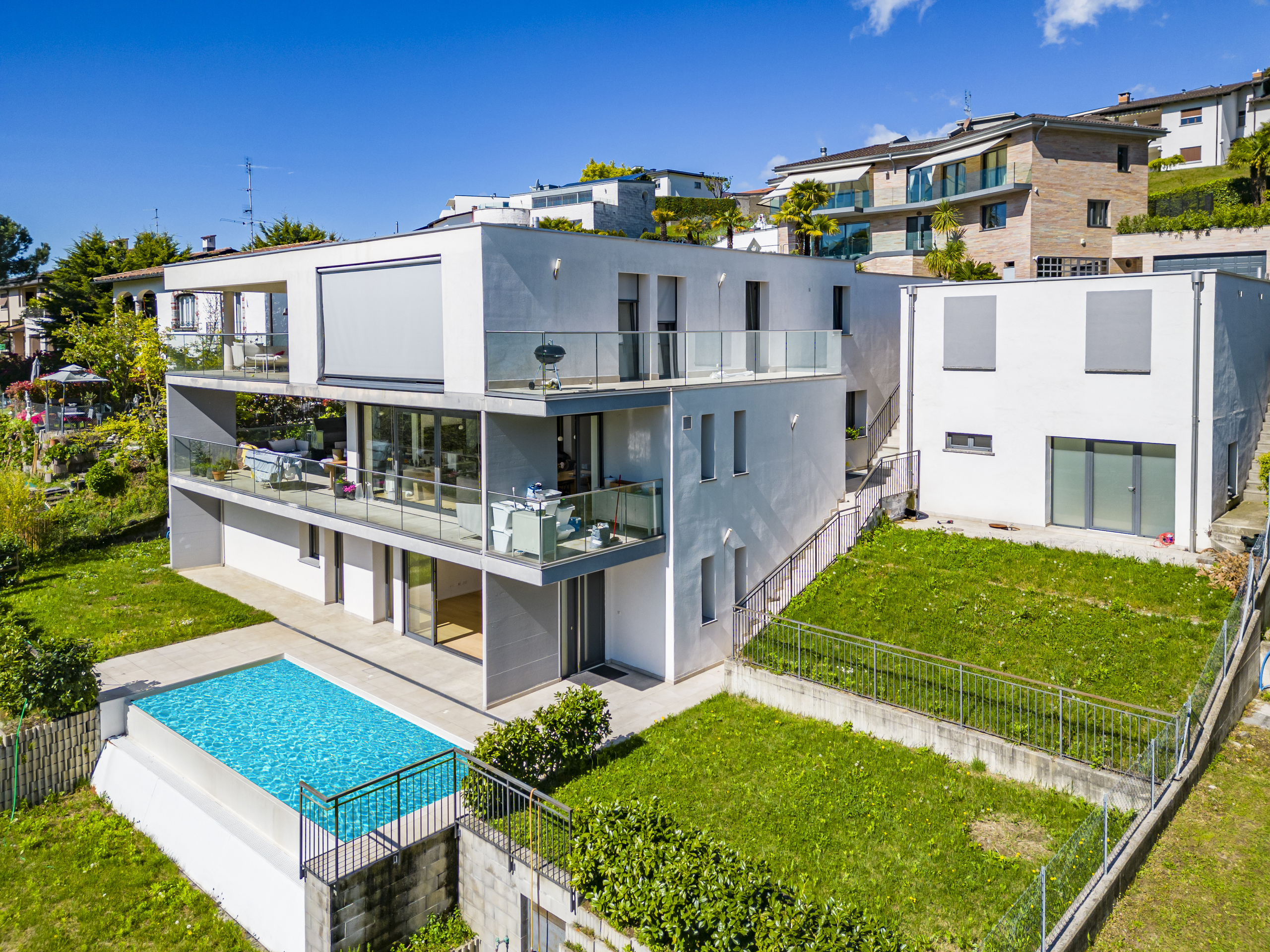 Moderne Villa mit Pool und Terrassen