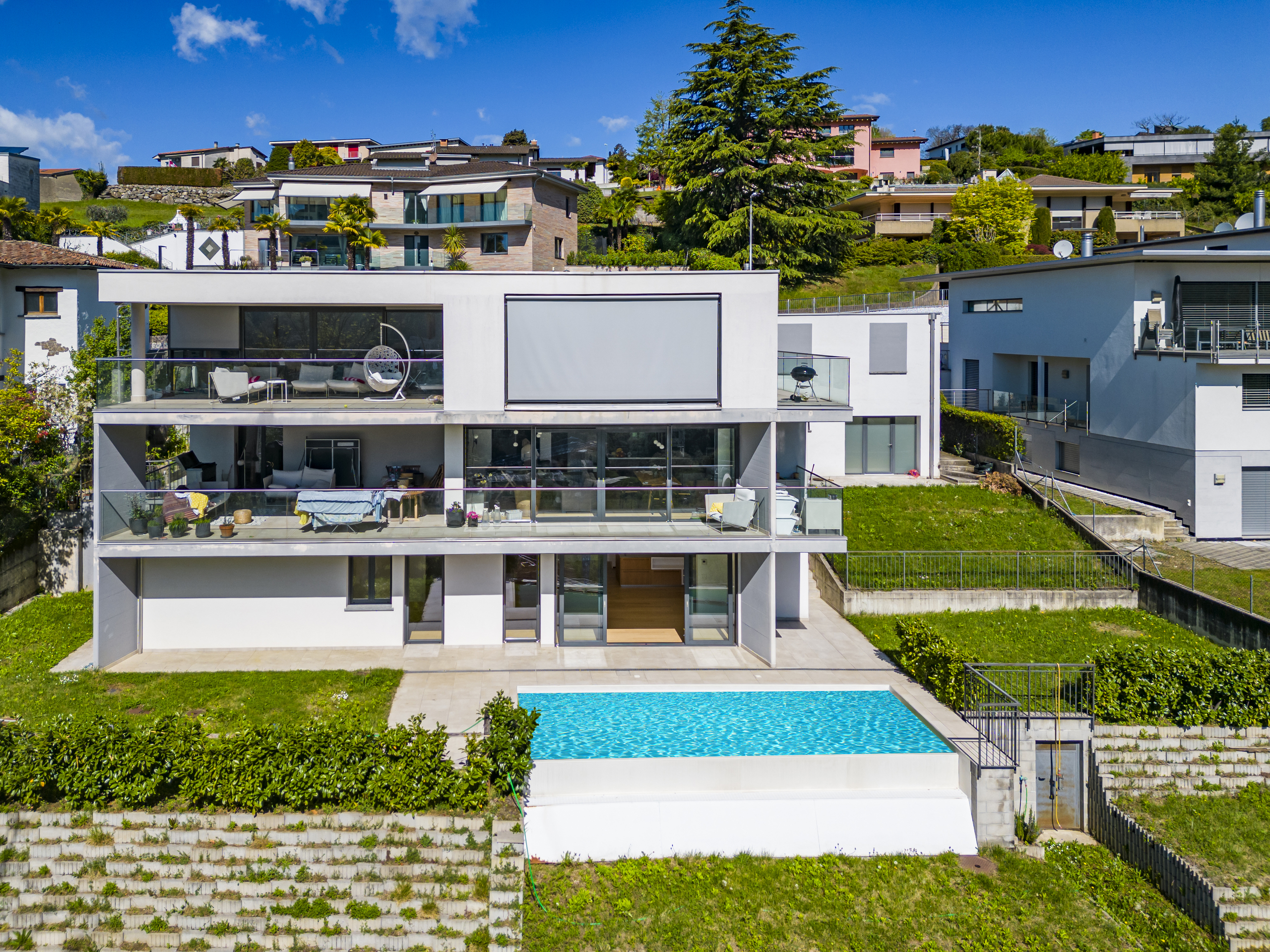 Modernes Einfamilienhaus mit Pool und Terrassen