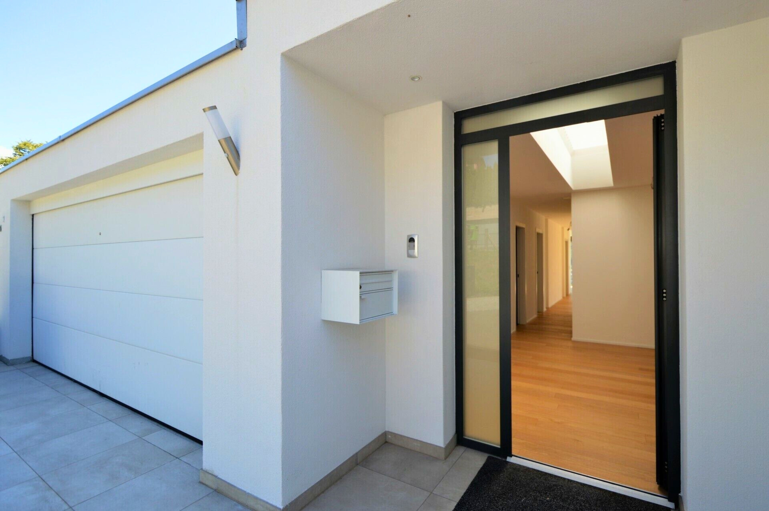 Moderne Hauseingangszone mit Garage