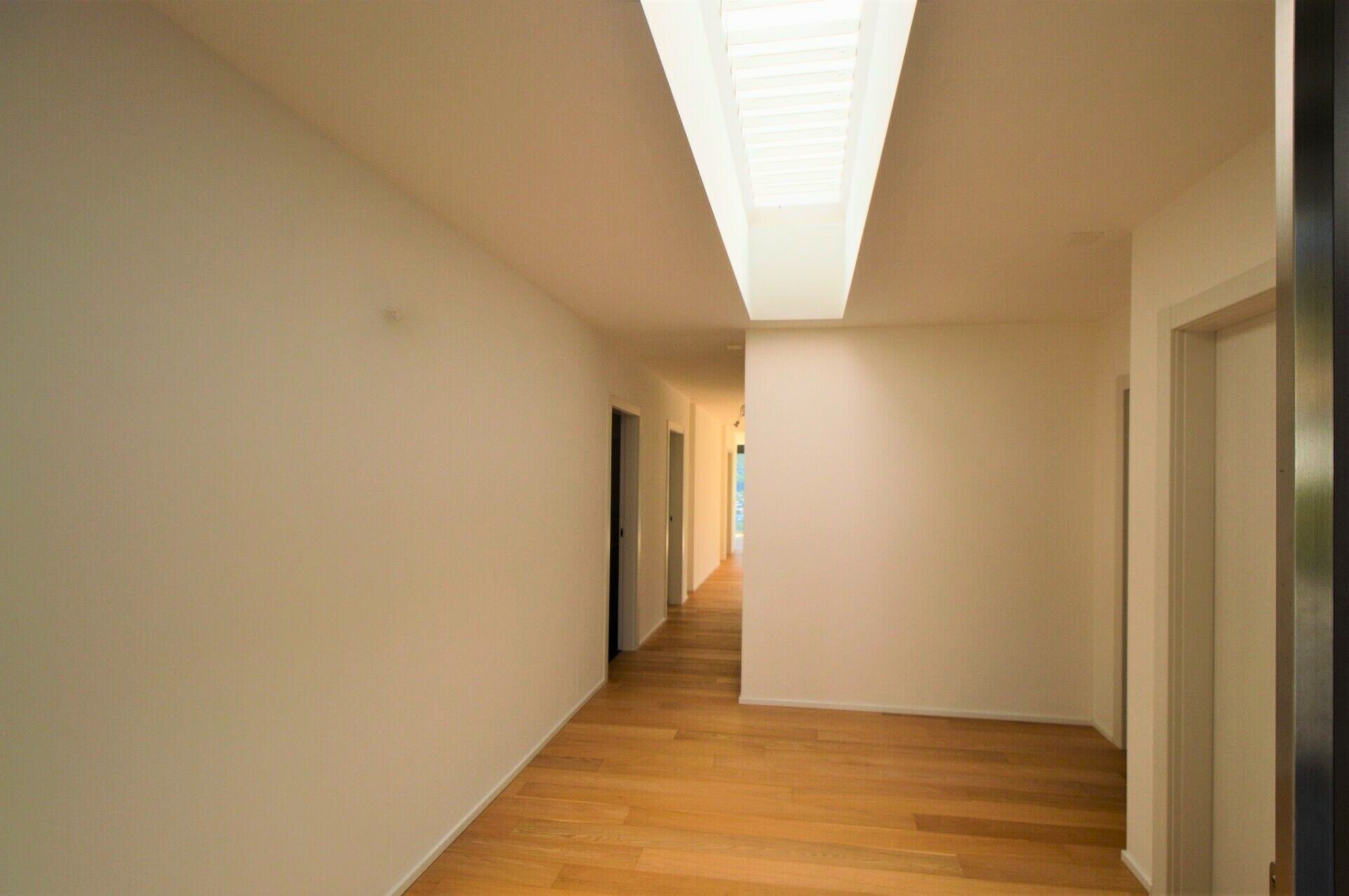 Heller Flur mit Oberlicht