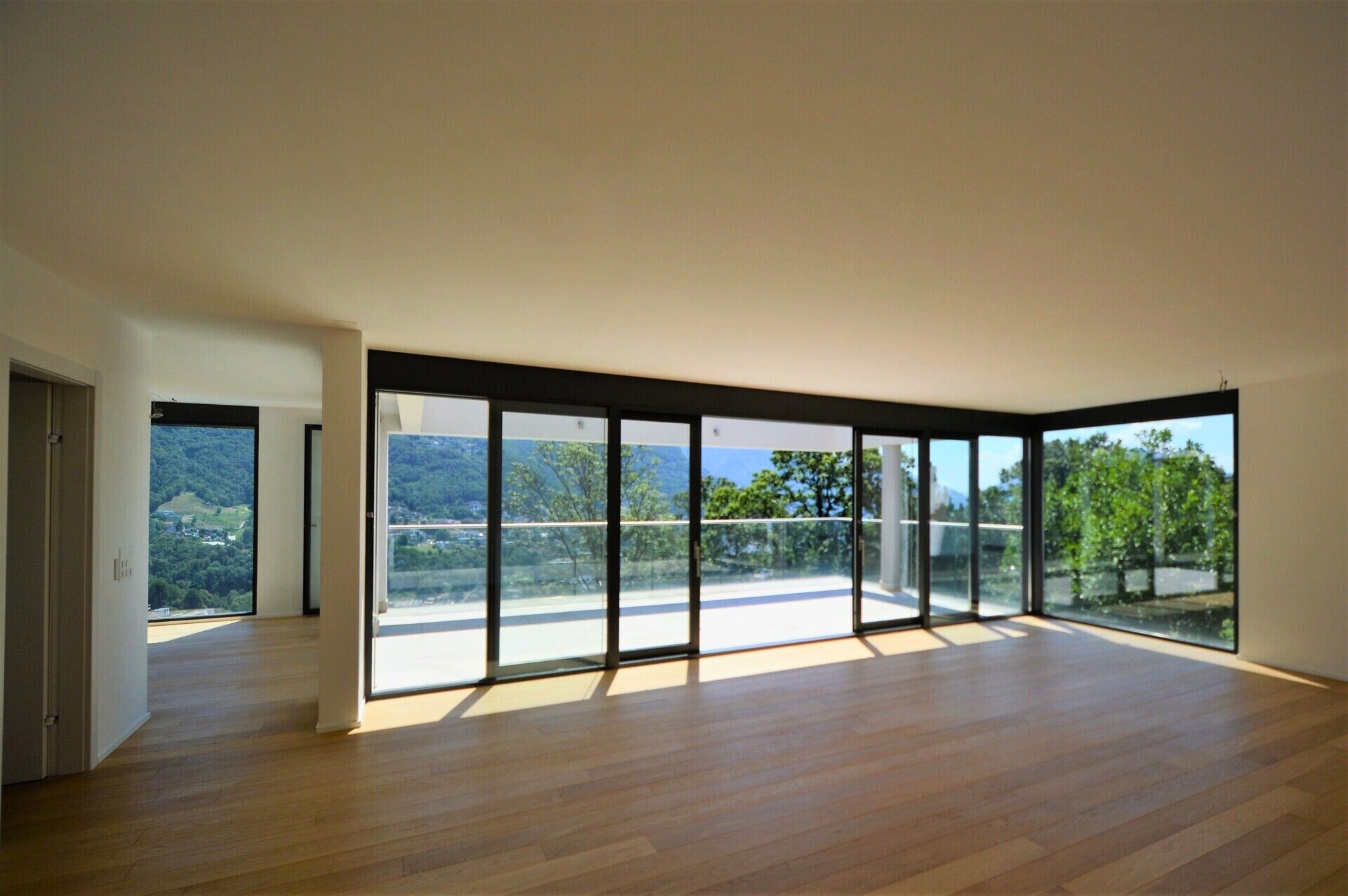 Großer leerer Wohnraum mit Panoramafenstern