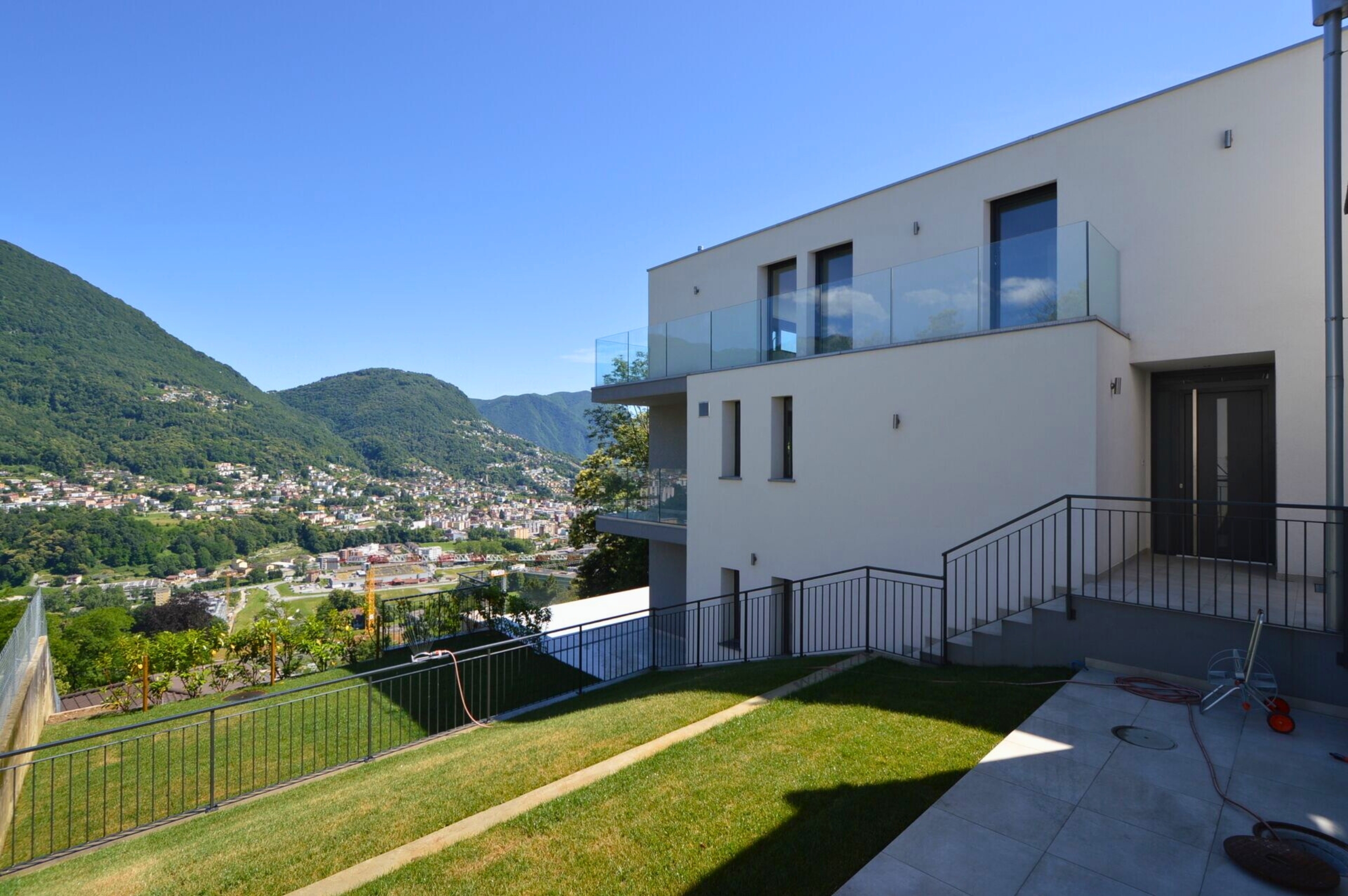 Moderne Außenansicht mit Bergblick