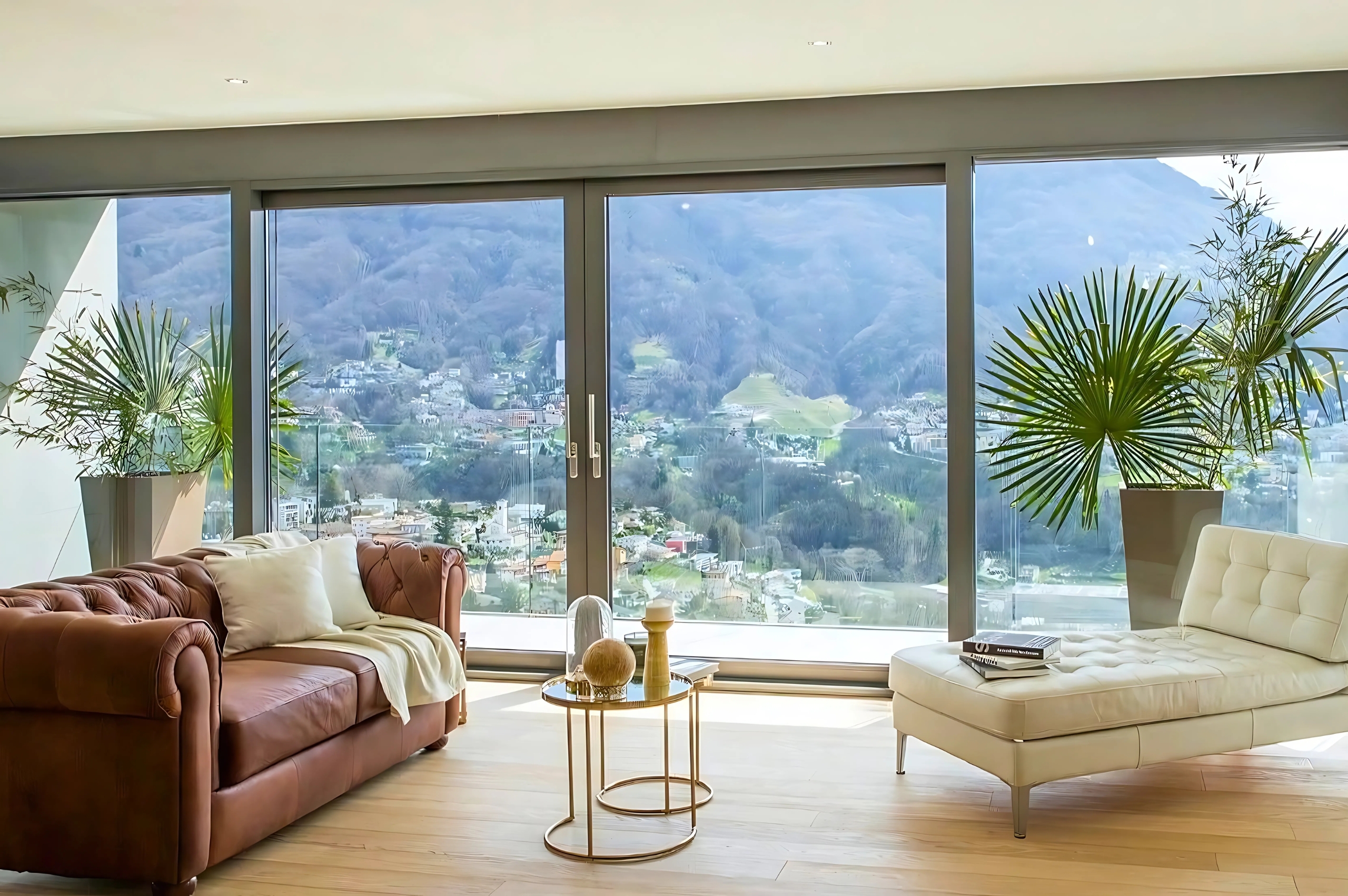 Helles Wohnzimmer mit Panoramablick