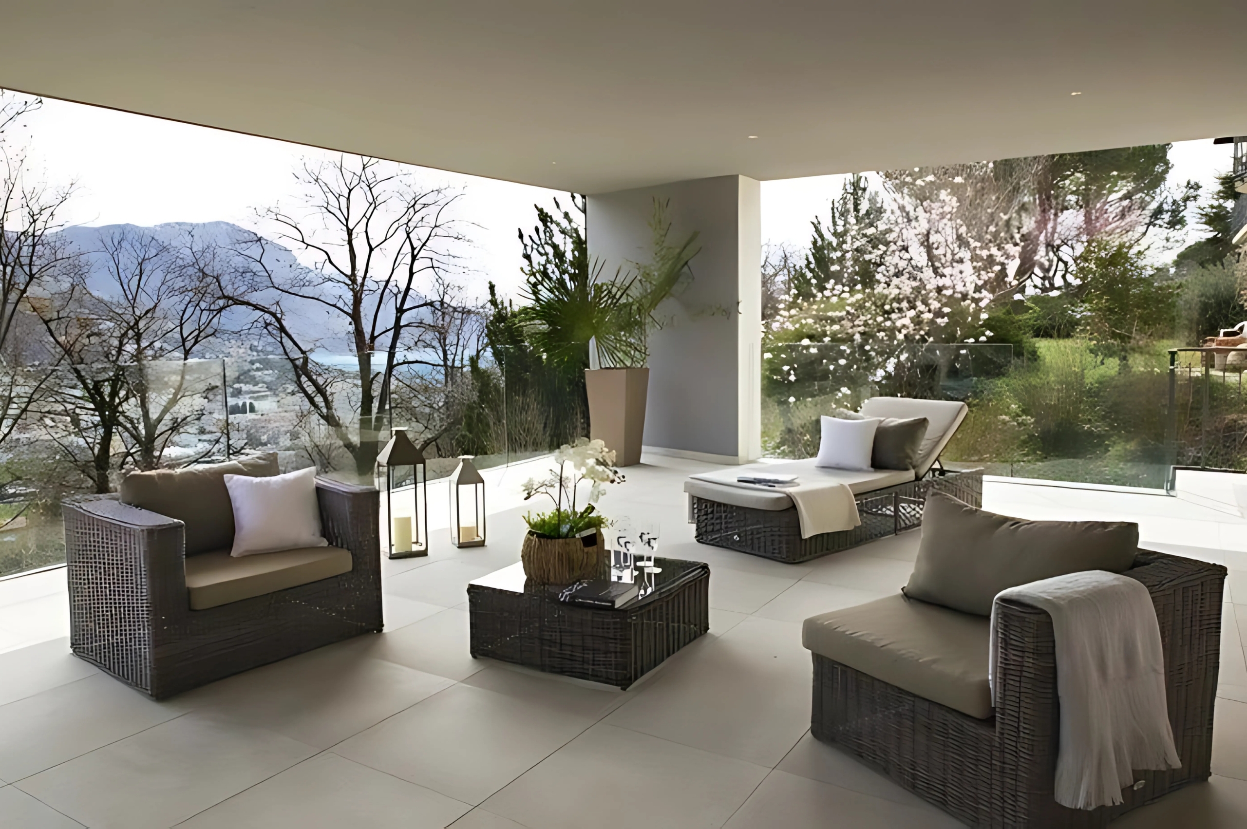 Überdachte Terrasse mit Blick ins Grüne