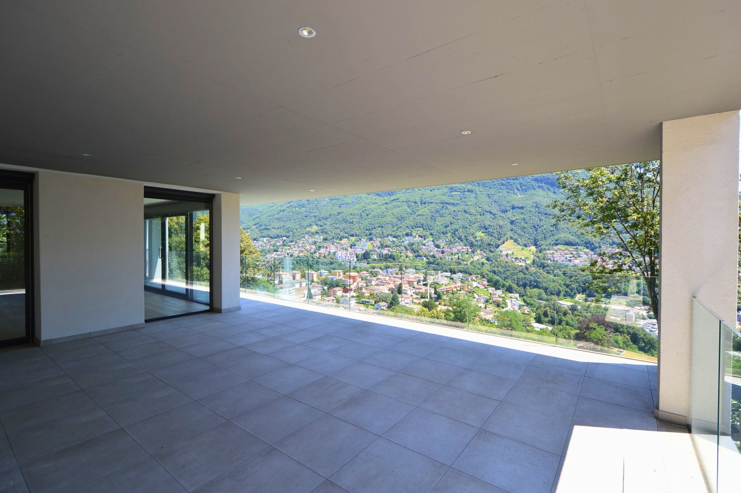 Großzügige Terrasse mit Panoramablick