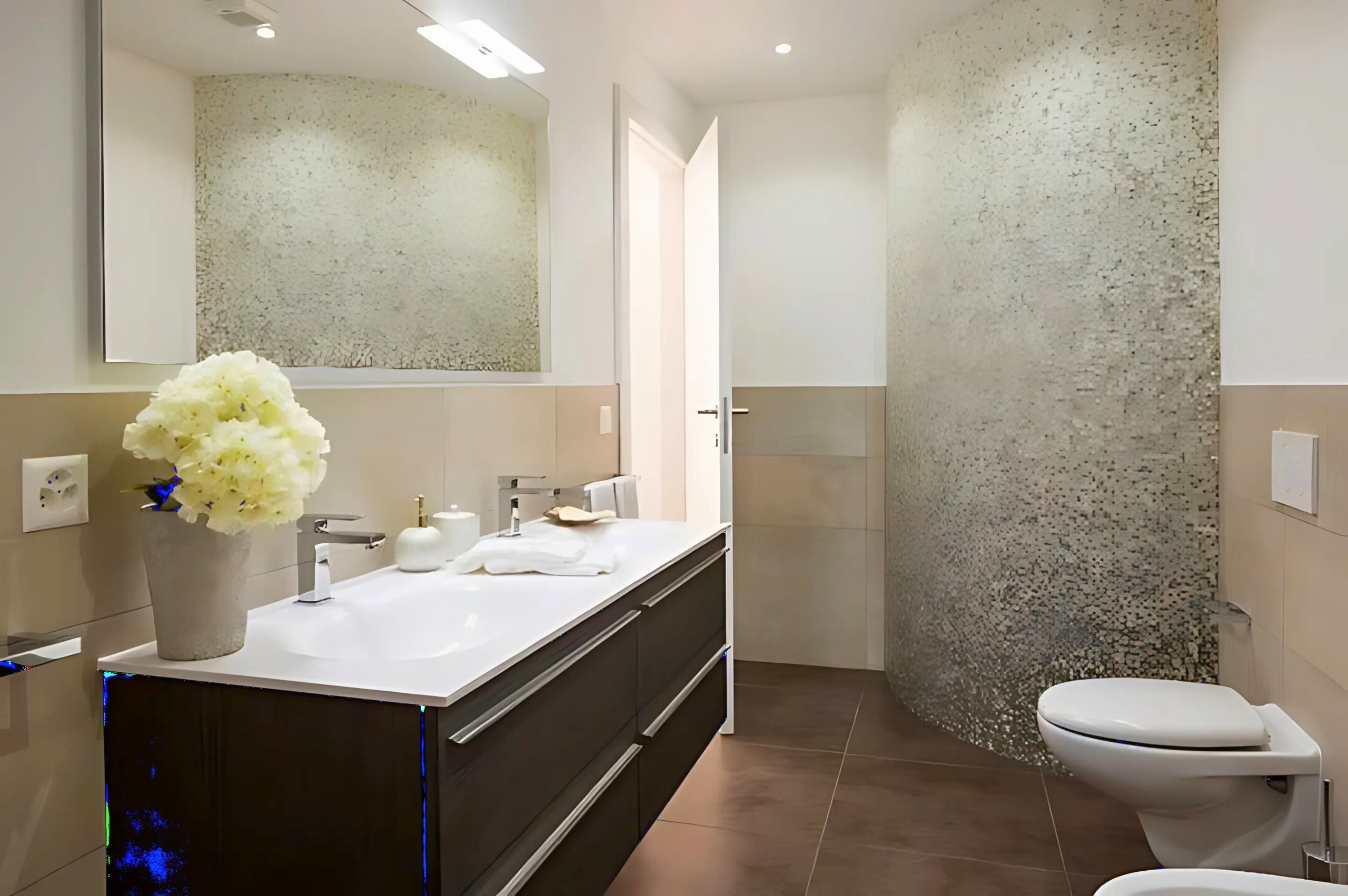 Modernes Badezimmer mit Designer-Ausstattung