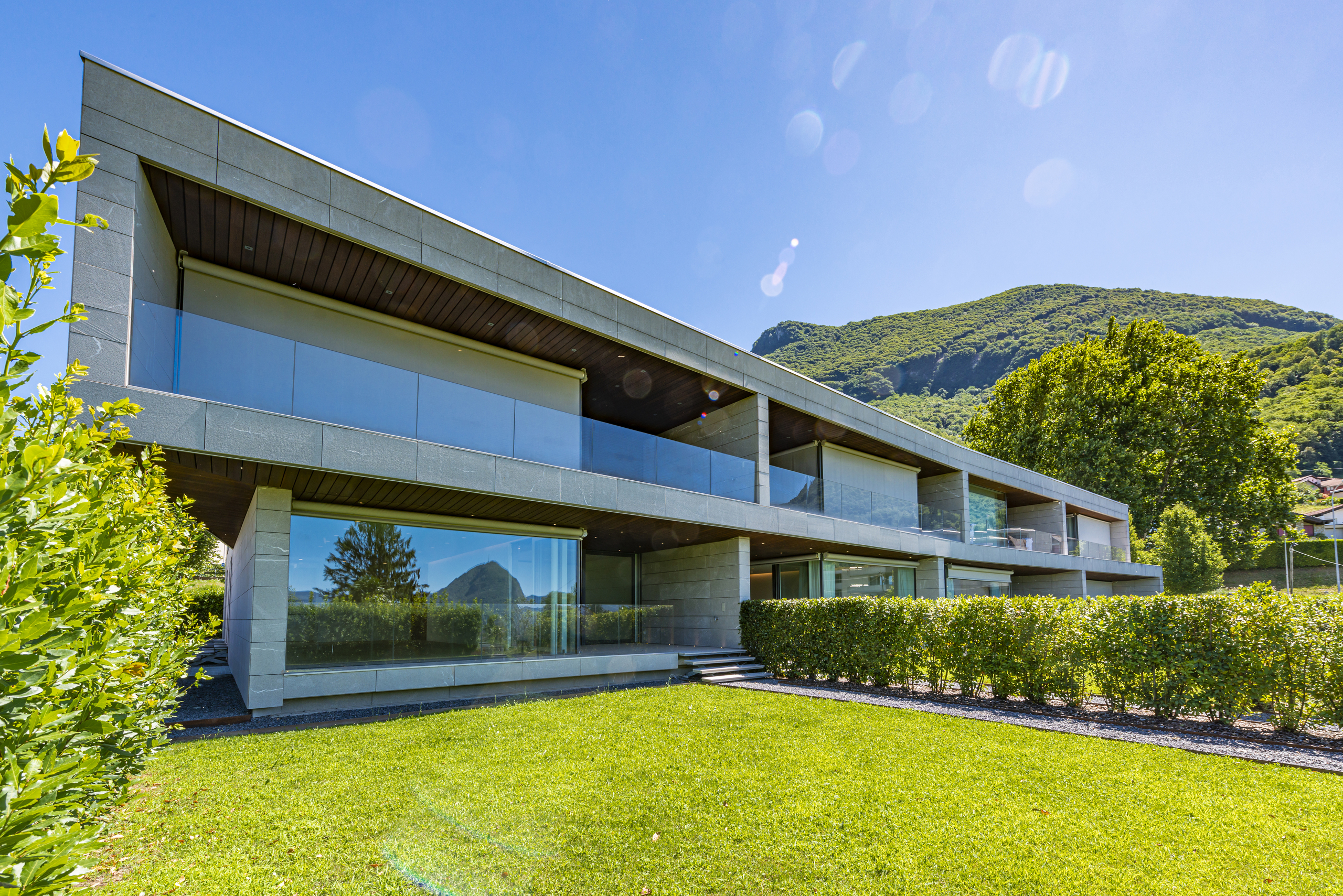 Moderne Luxusvilla mit Garten und Bergblick