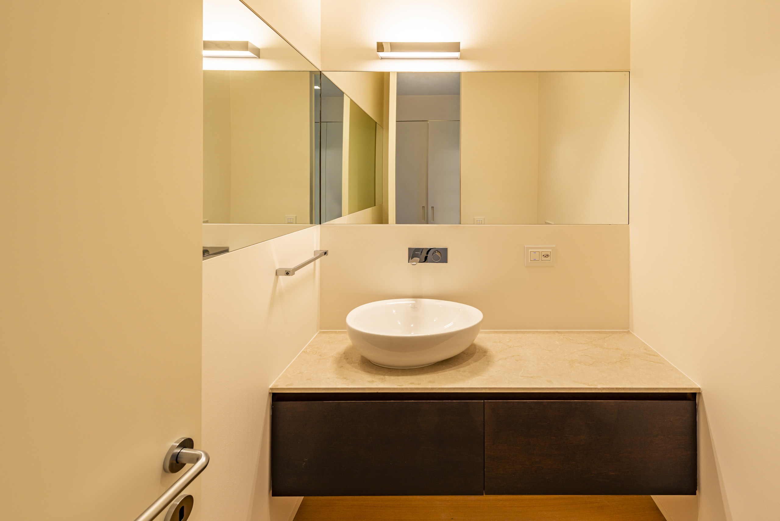 Modernes Badezimmer mit Waschtisch
