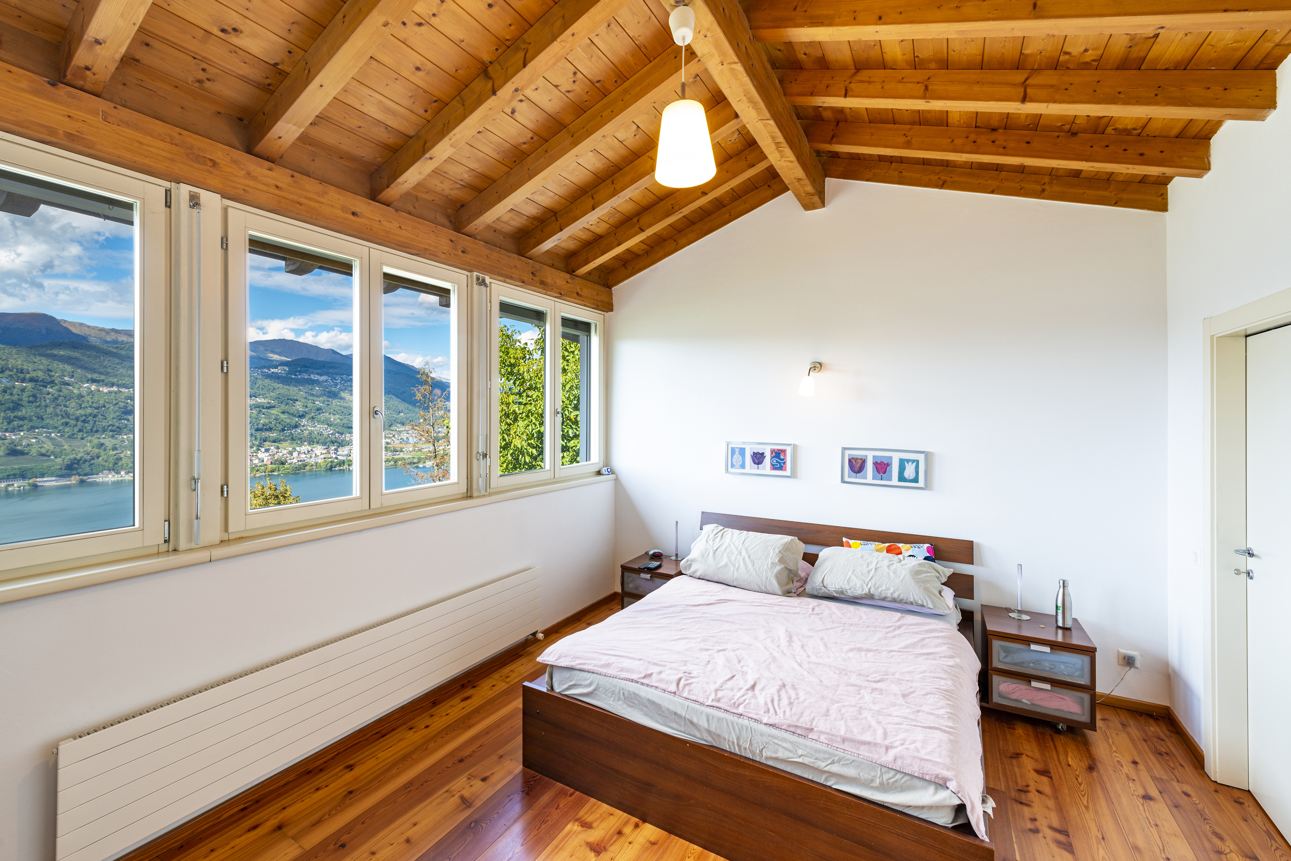 Schlafzimmer mit Berg- und Seeblick