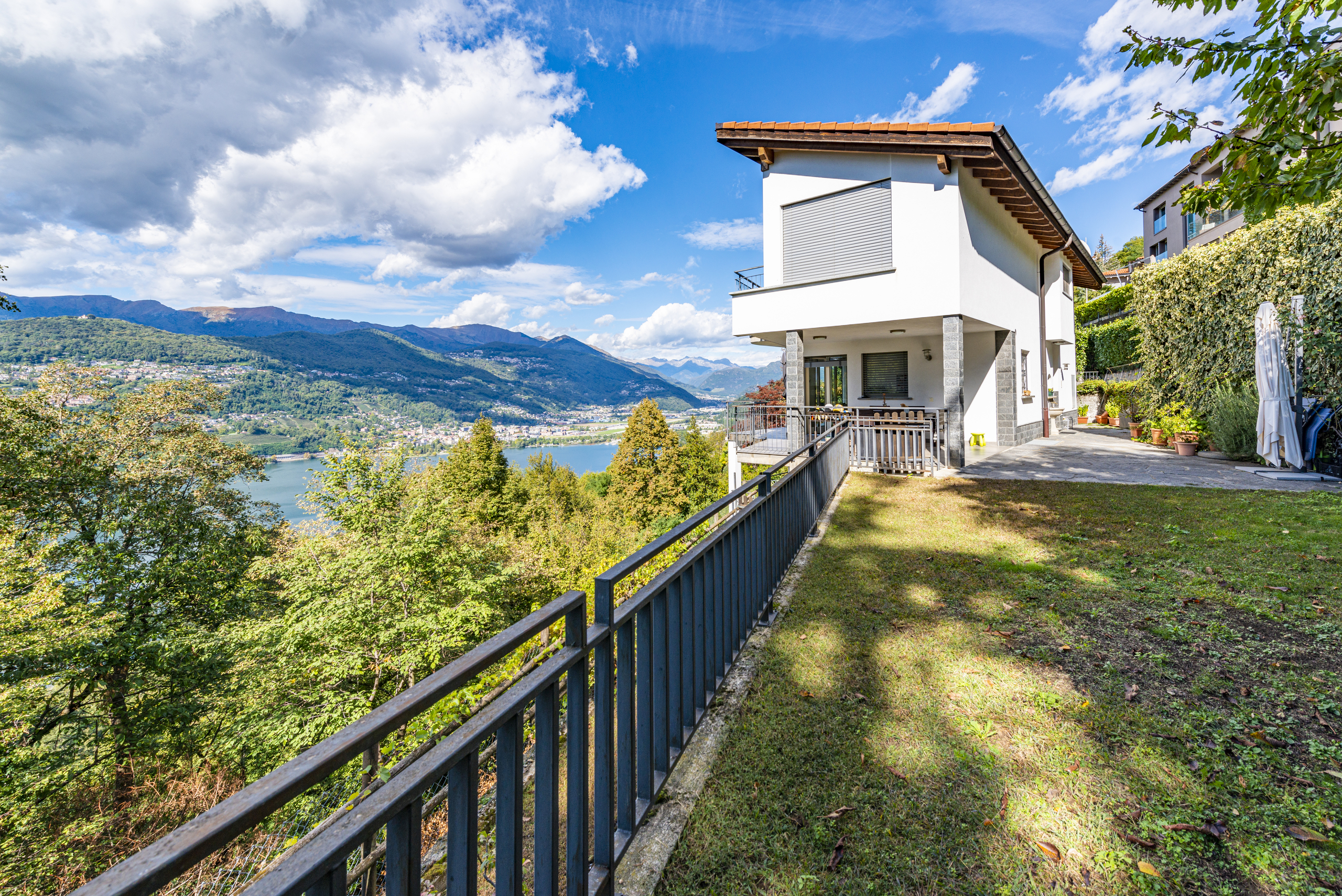 Haus mit Seeblick und Gartenhang