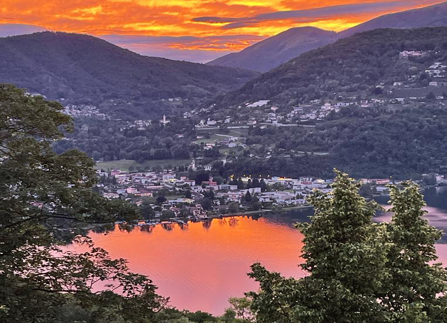 See- und Bergpanorama bei Sonnenuntergang